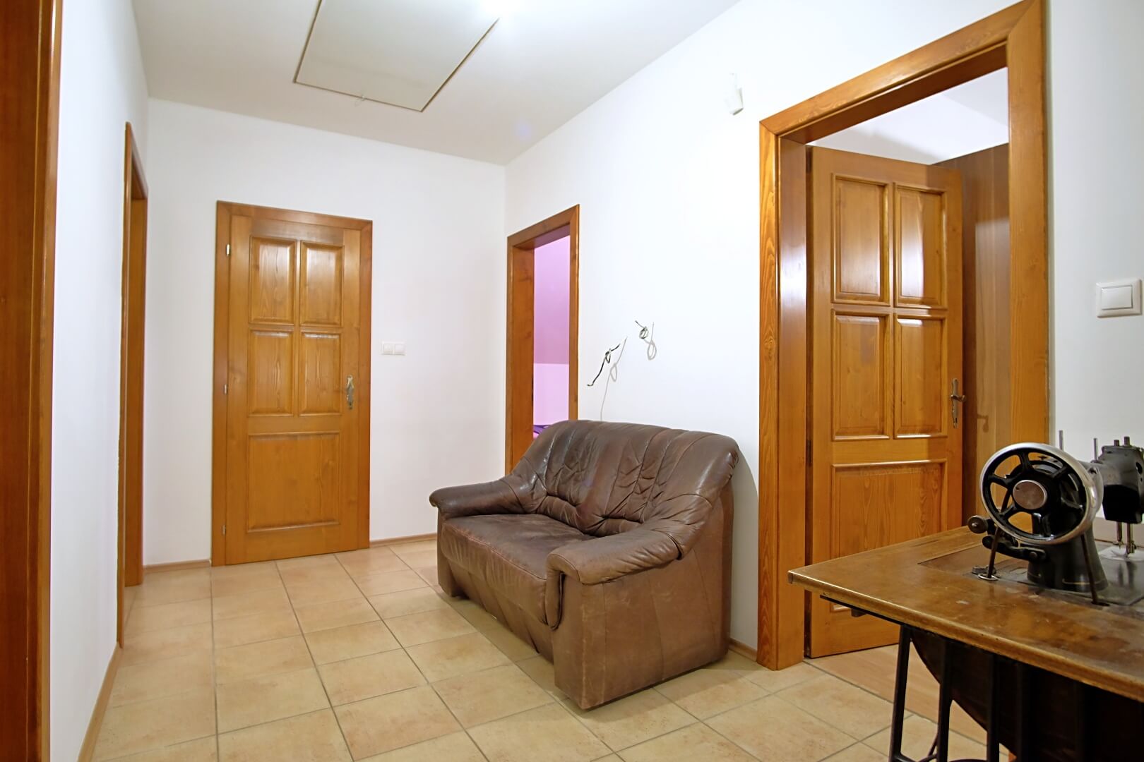 Predané: Na predaj 6-izbový rodinný dom vo vilovej štvrti v Hamuliakove, 15 km od Bratislavy-15