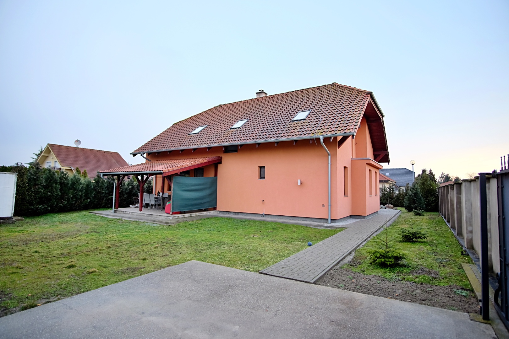 Predané: Na predaj 6-izbový rodinný dom vo vilovej štvrti v Hamuliakove, 15 km od Bratislavy-0