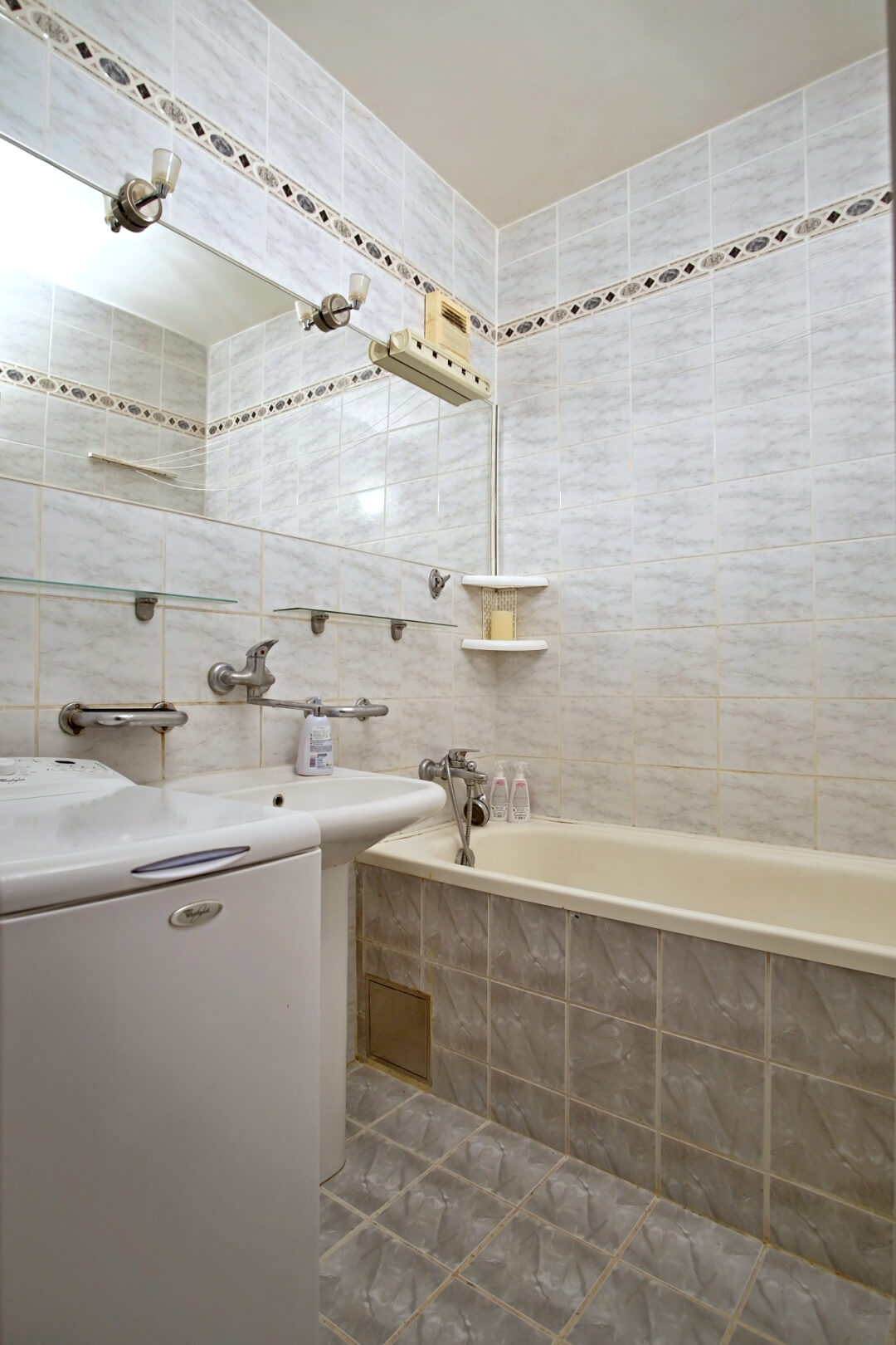 PREDANÉ – Na predaj zariadený 4 izbový byt po čiastočnej rekonštrukcii Bratislava- Petržalka.-12