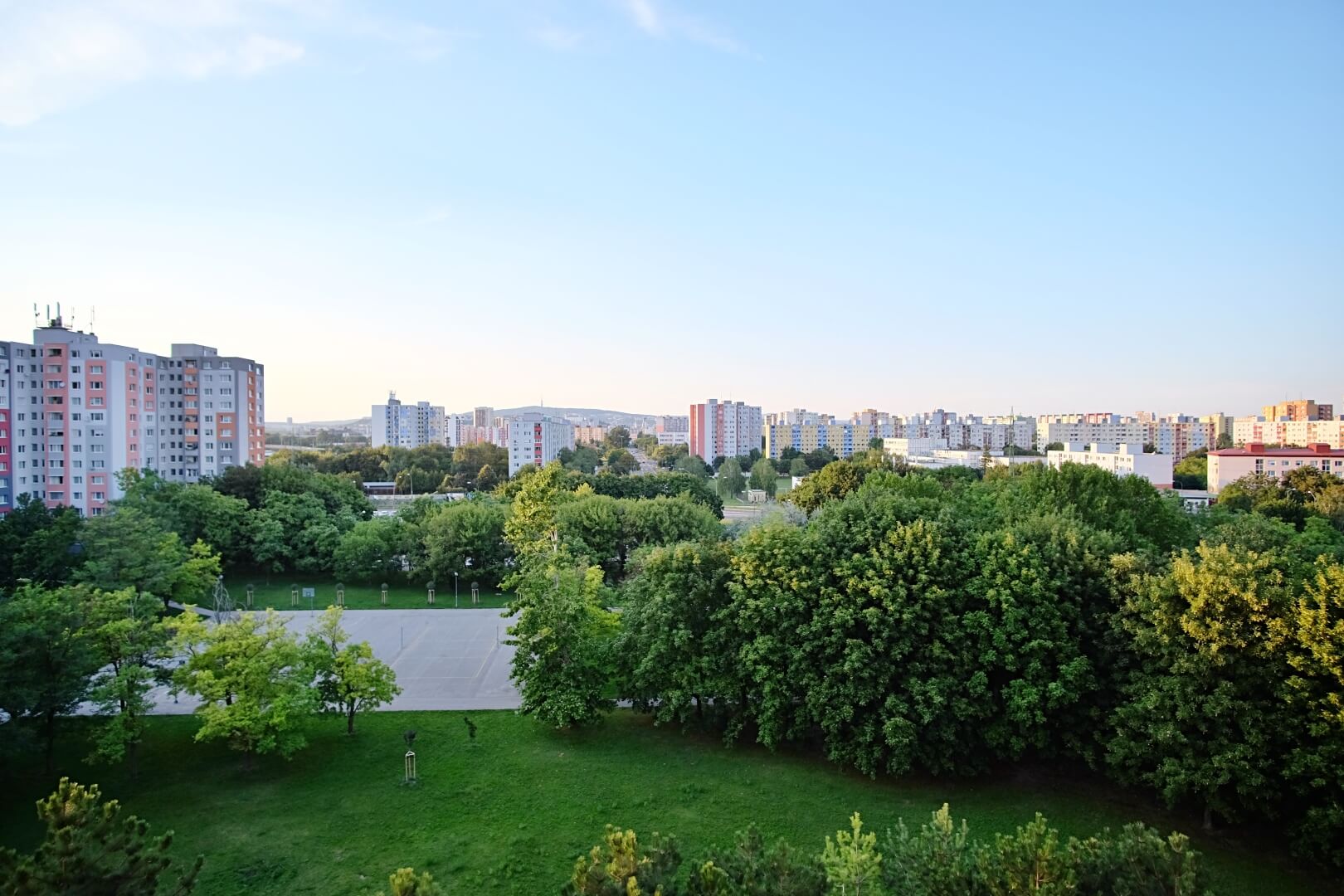 PREDANÉ – Na predaj zariadený 4 izbový byt po čiastočnej rekonštrukcii Bratislava- Petržalka.-0