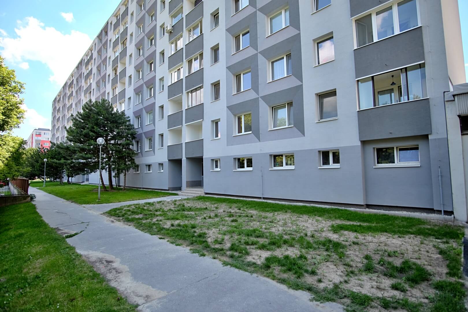 PREDANÉ – Na predaj príjemný 4 izbový byt v lokalite plnej zelene na Vyšehradskej ulici Bratislava- Petržalka.-0