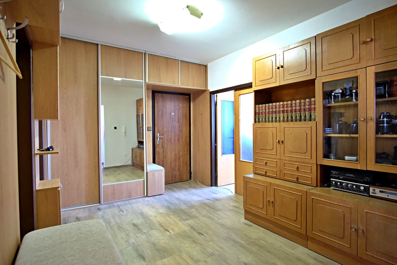 PREDANÉ – Na predaj príjemný 4 izbový byt v lokalite plnej zelene na Vyšehradskej ulici Bratislava- Petržalka.-10