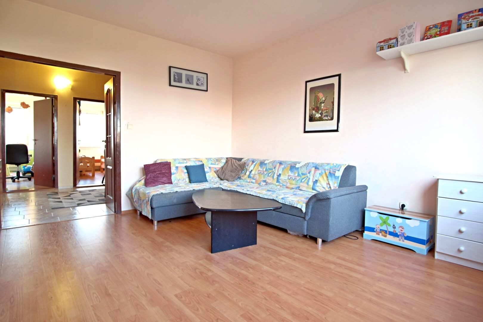 PREDANÉ – Na predaj zariadený 4 izbový byt po čiastočnej rekonštrukcii Bratislava- Petržalka.-1