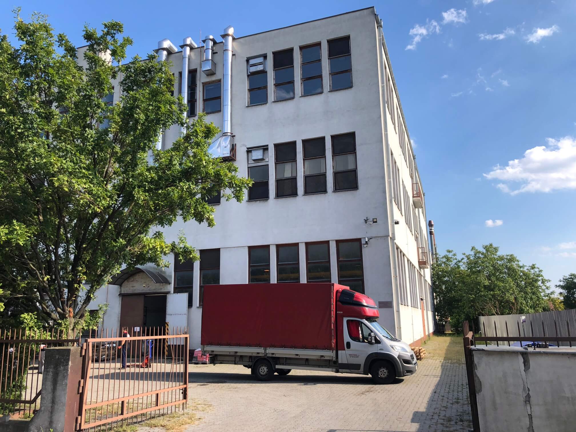 Na predaj Budova skladov a výrobne v Dunajskej Strede, Drevárska, pozemok 2272m2, spolu 4 podlažia 4767m2-1