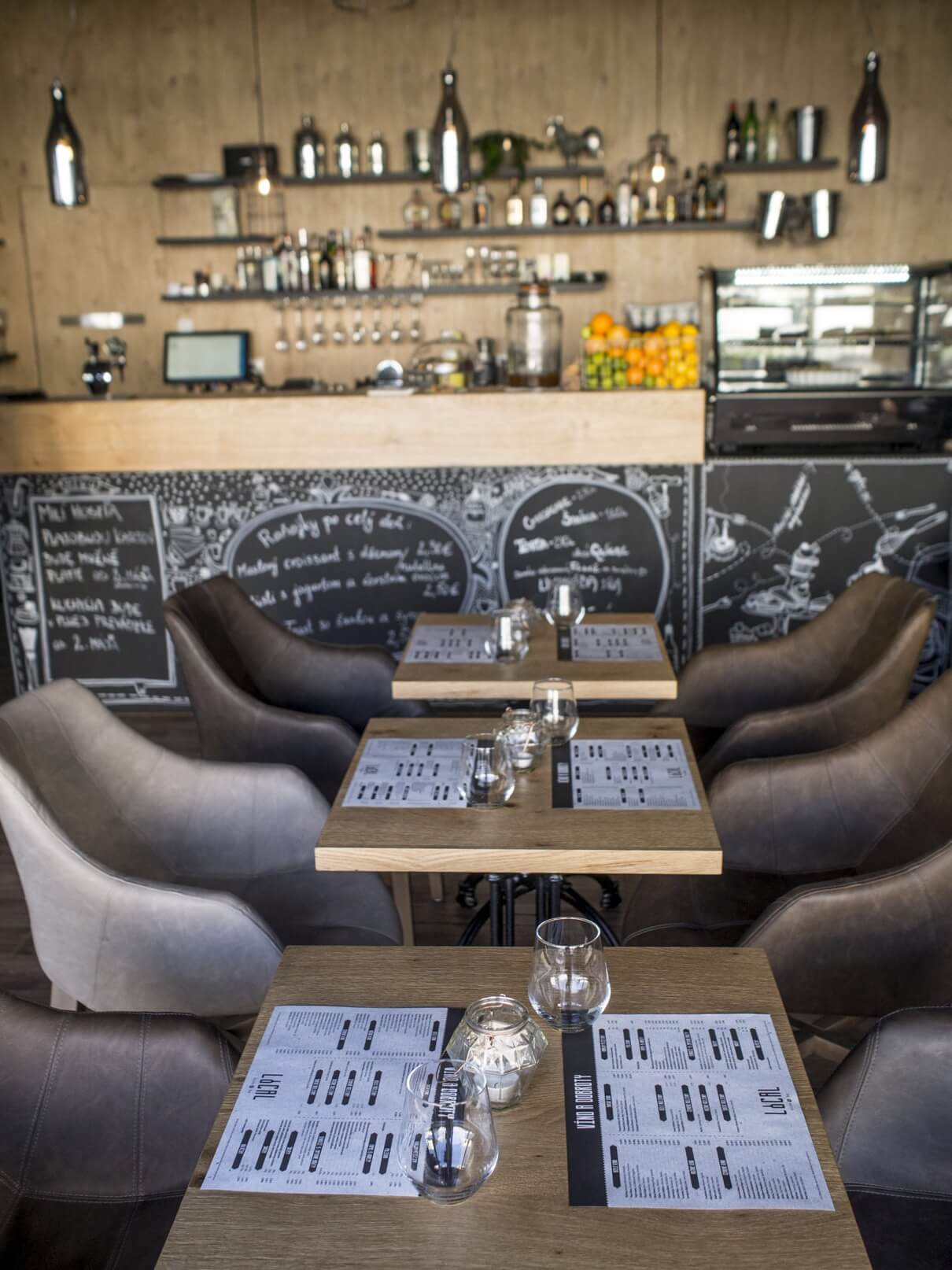 Predane: Obchodný priestor na gastro (kaviareň/bistro) v Slnečniciach, zóna Viladomy v Petržalke v Bratislave-0