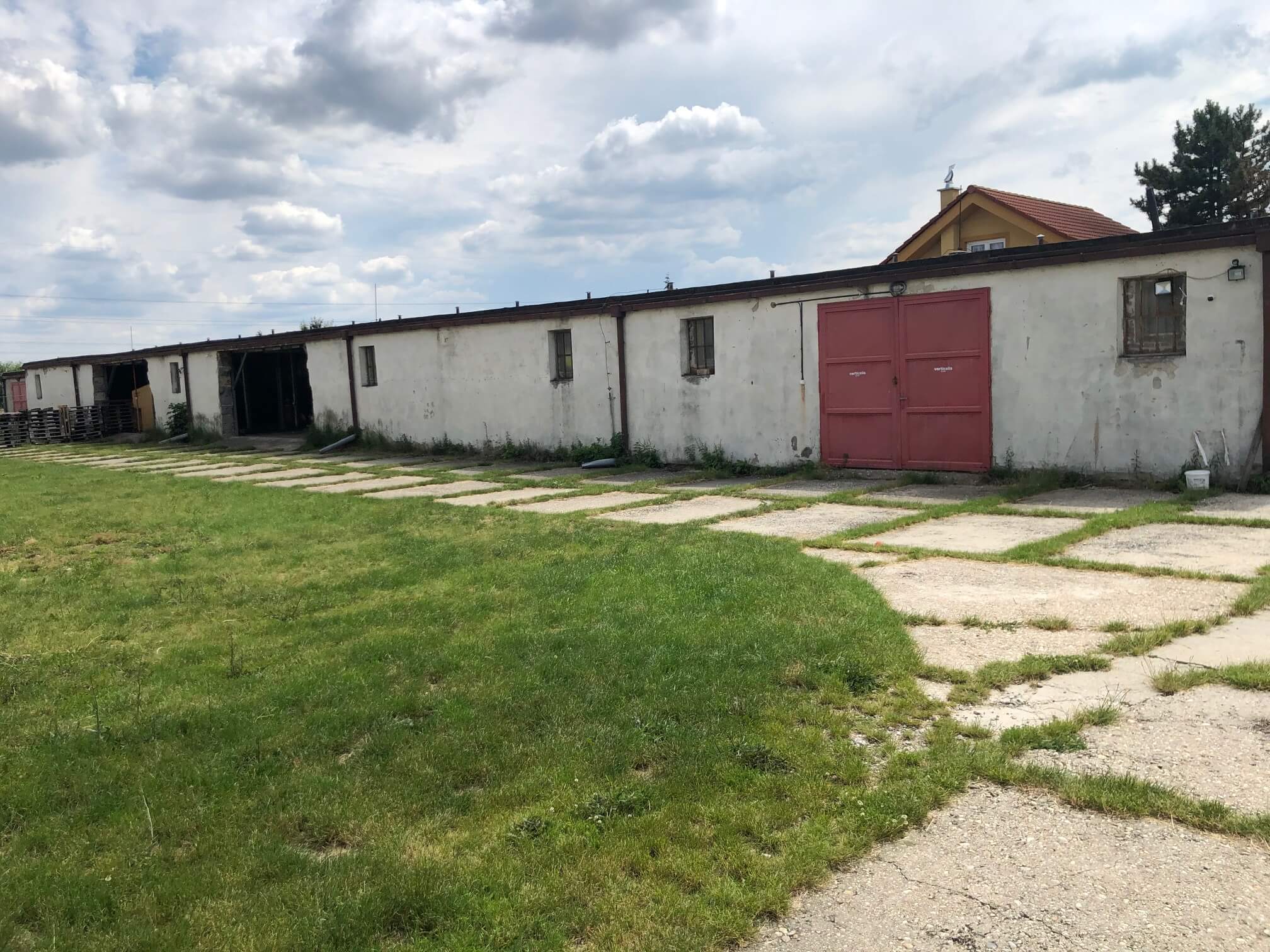 Predané: Veľkopriestorové sklady, garáže, pozemok 9000m2, sklady spolu 2045m2, Pezinská ulica Vinosady,-26