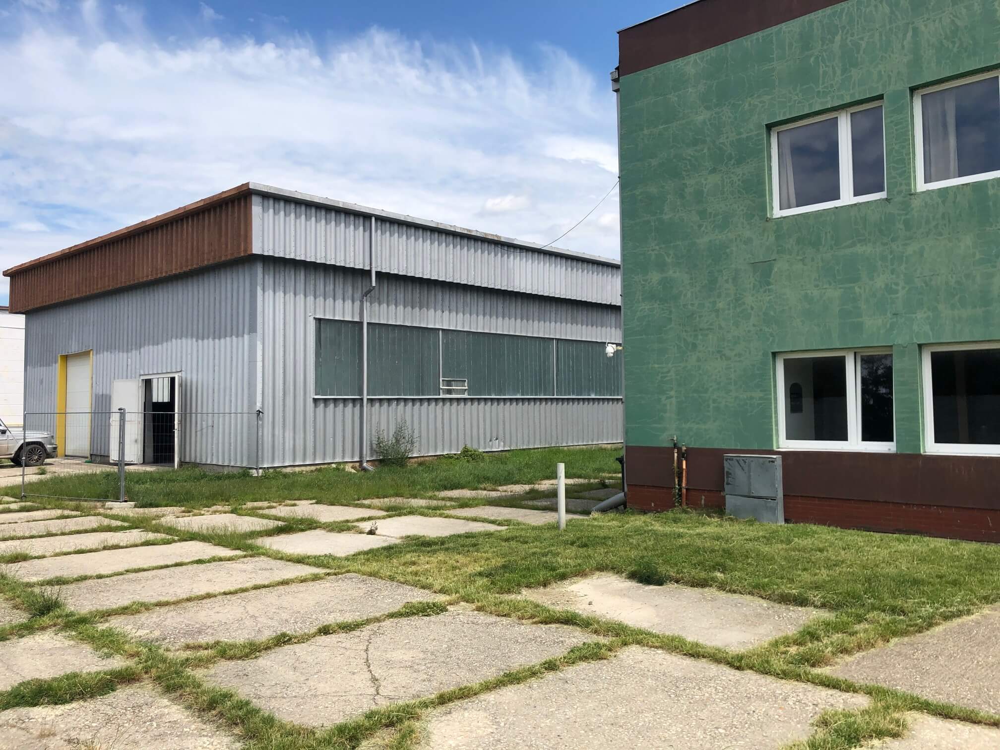 Predané: Veľkopriestorové sklady, garáže, pozemok 9000m2, sklady spolu 2045m2, Pezinská ulica Vinosady,-24