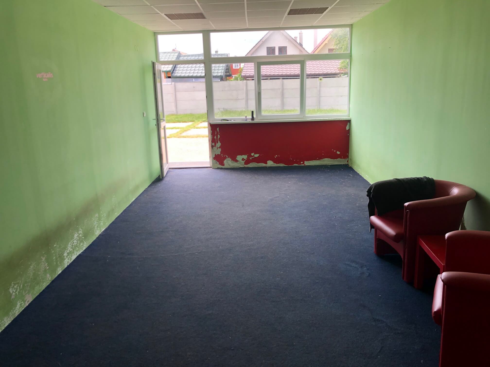 Predané: Veľkopriestorové sklady, garáže, pozemok 9000m2, sklady spolu 2045m2, Pezinská ulica Vinosady,-21