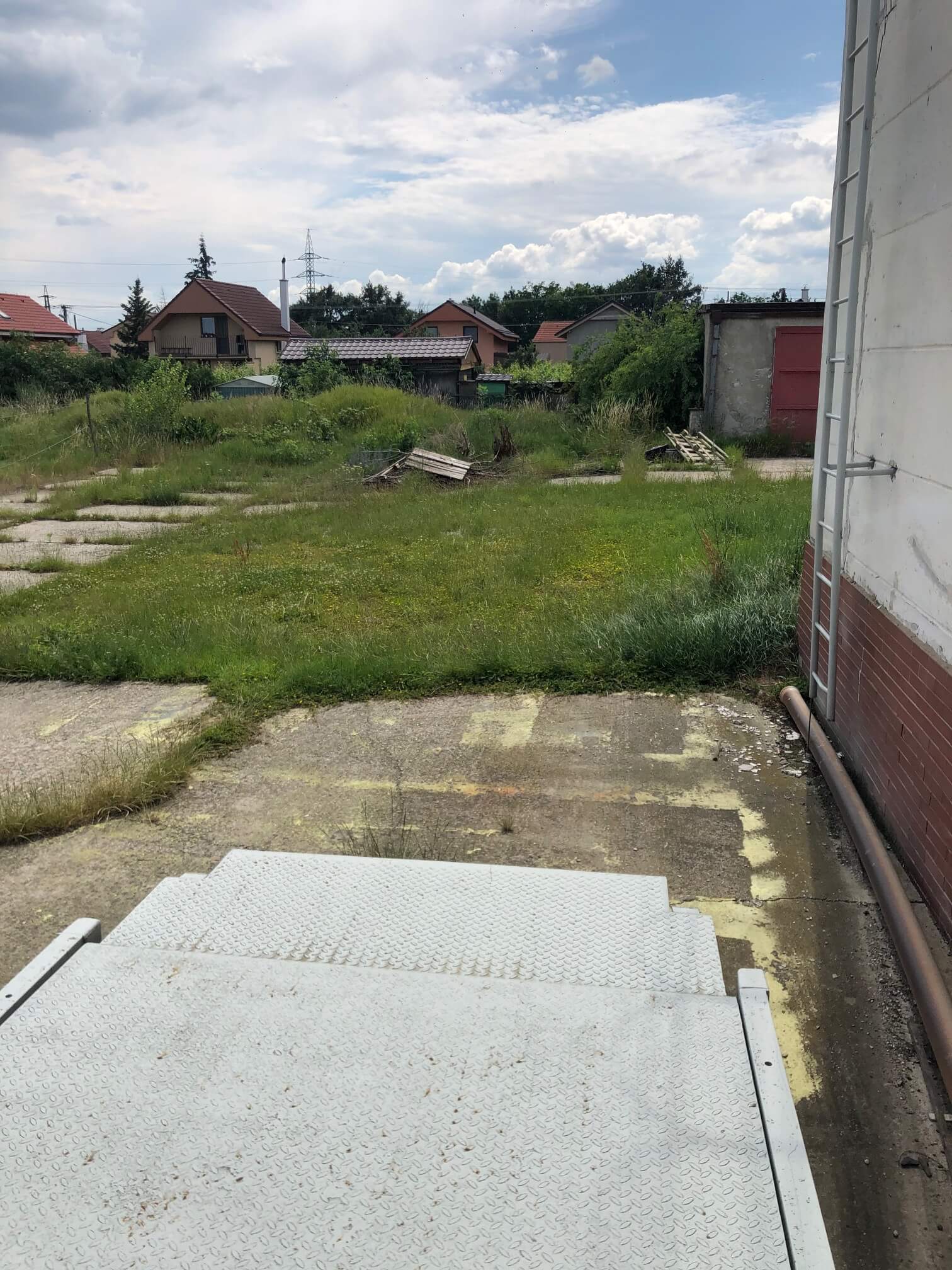 Predané: Veľkopriestorové sklady, garáže, pozemok 9000m2, sklady spolu 2045m2, Pezinská ulica Vinosady,-12