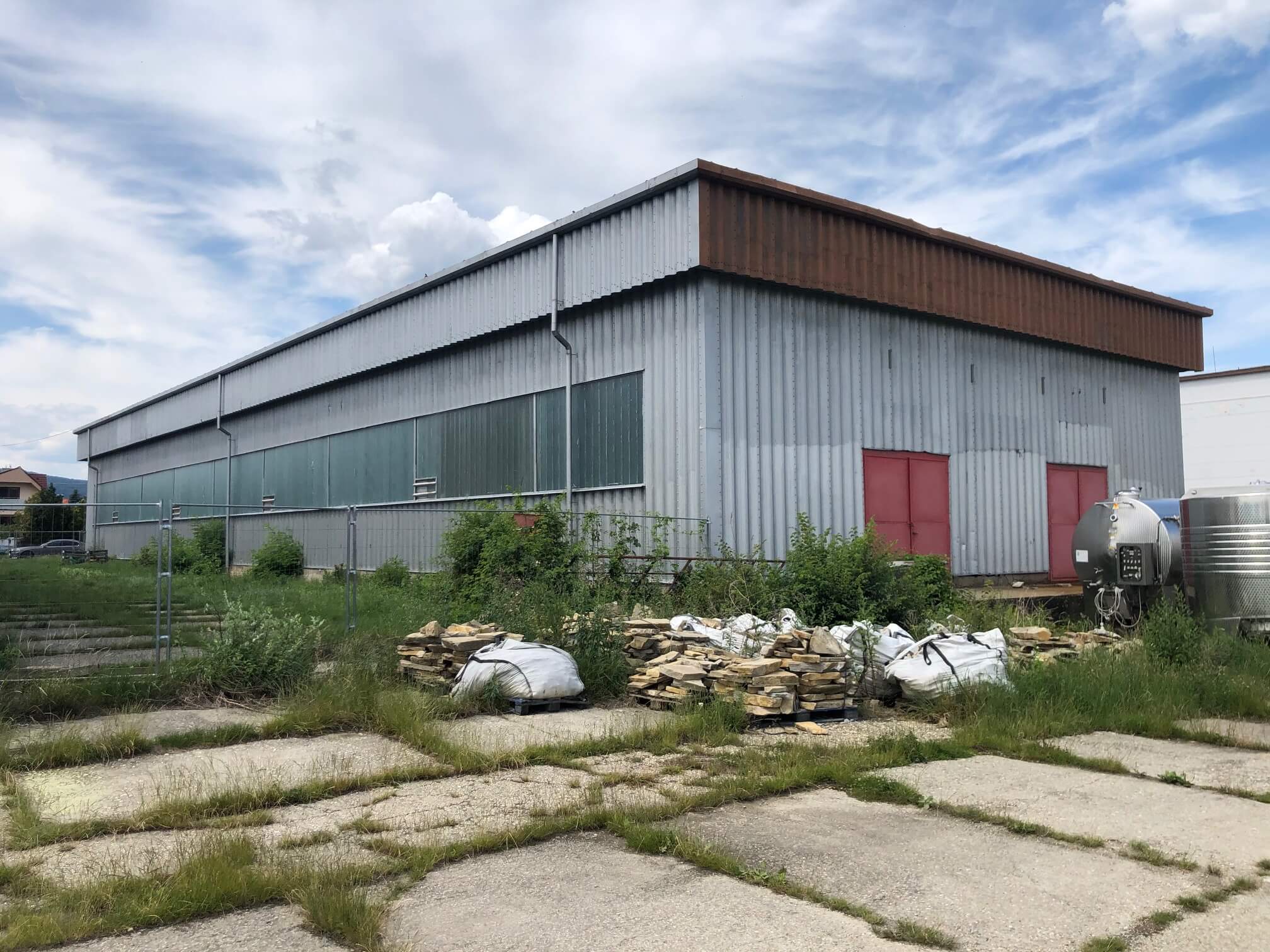 Predané: Veľkopriestorové sklady, garáže, pozemok 9000m2, sklady spolu 2045m2, Pezinská ulica Vinosady,-10