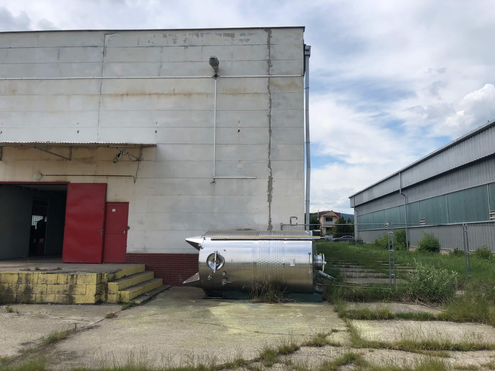 Predané: Veľkopriestorové sklady, garáže, pozemok 9000m2, sklady spolu 2045m2, Pezinská ulica Vinosady,-9