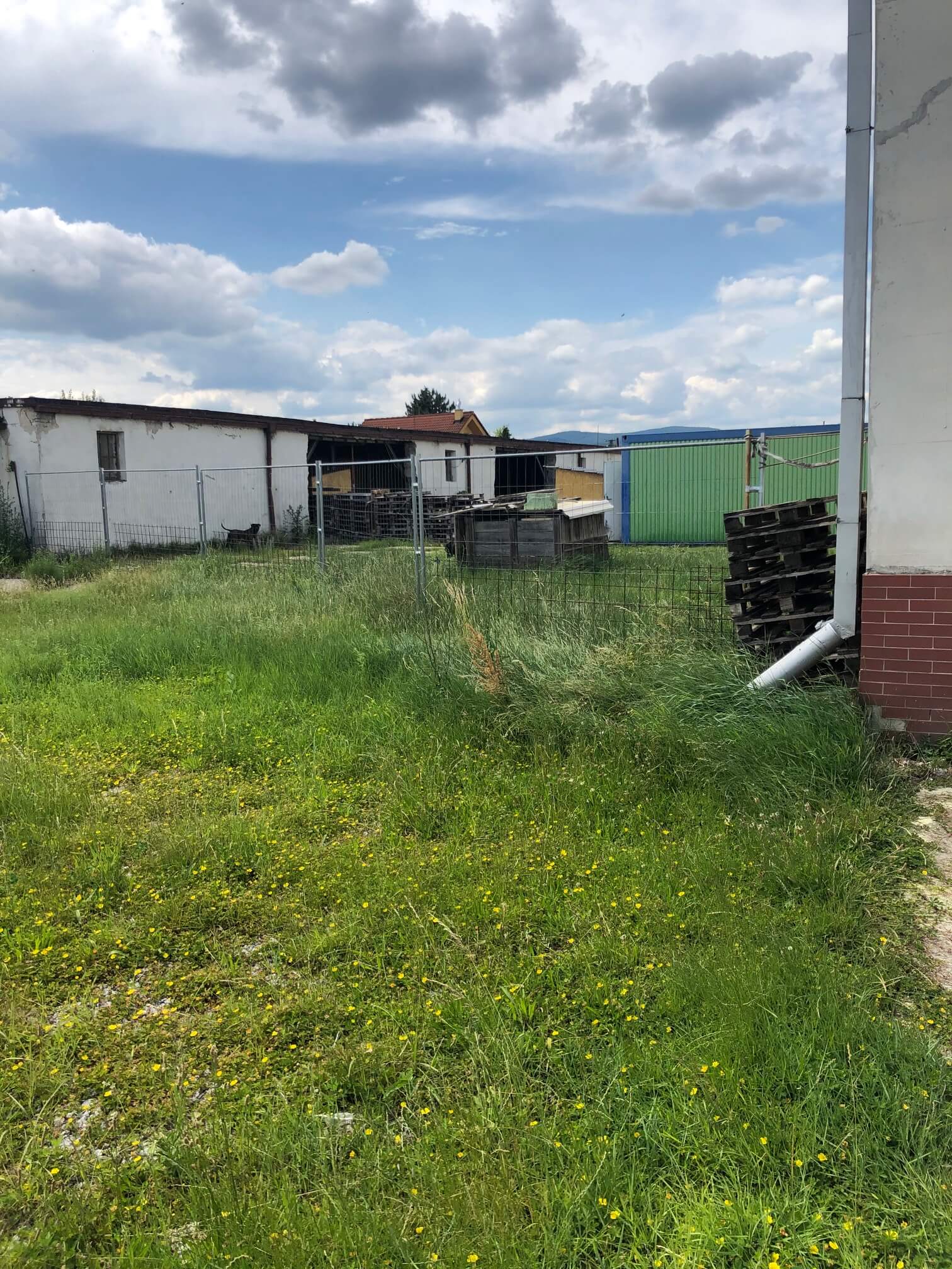 Predané: Veľkopriestorové sklady, garáže, pozemok 9000m2, sklady spolu 2045m2, Pezinská ulica Vinosady,-7