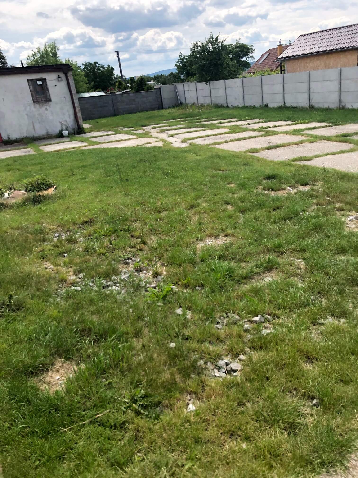 Predané: Veľkopriestorové sklady, garáže, pozemok 9000m2, sklady spolu 2045m2, Pezinská ulica Vinosady,-6