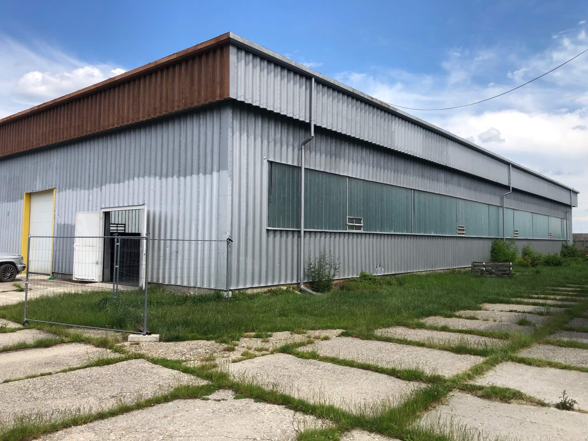 Predané: Veľkopriestorové sklady, garáže, pozemok 9000m2, sklady spolu 2045m2, Pezinská ulica Vinosady,-2