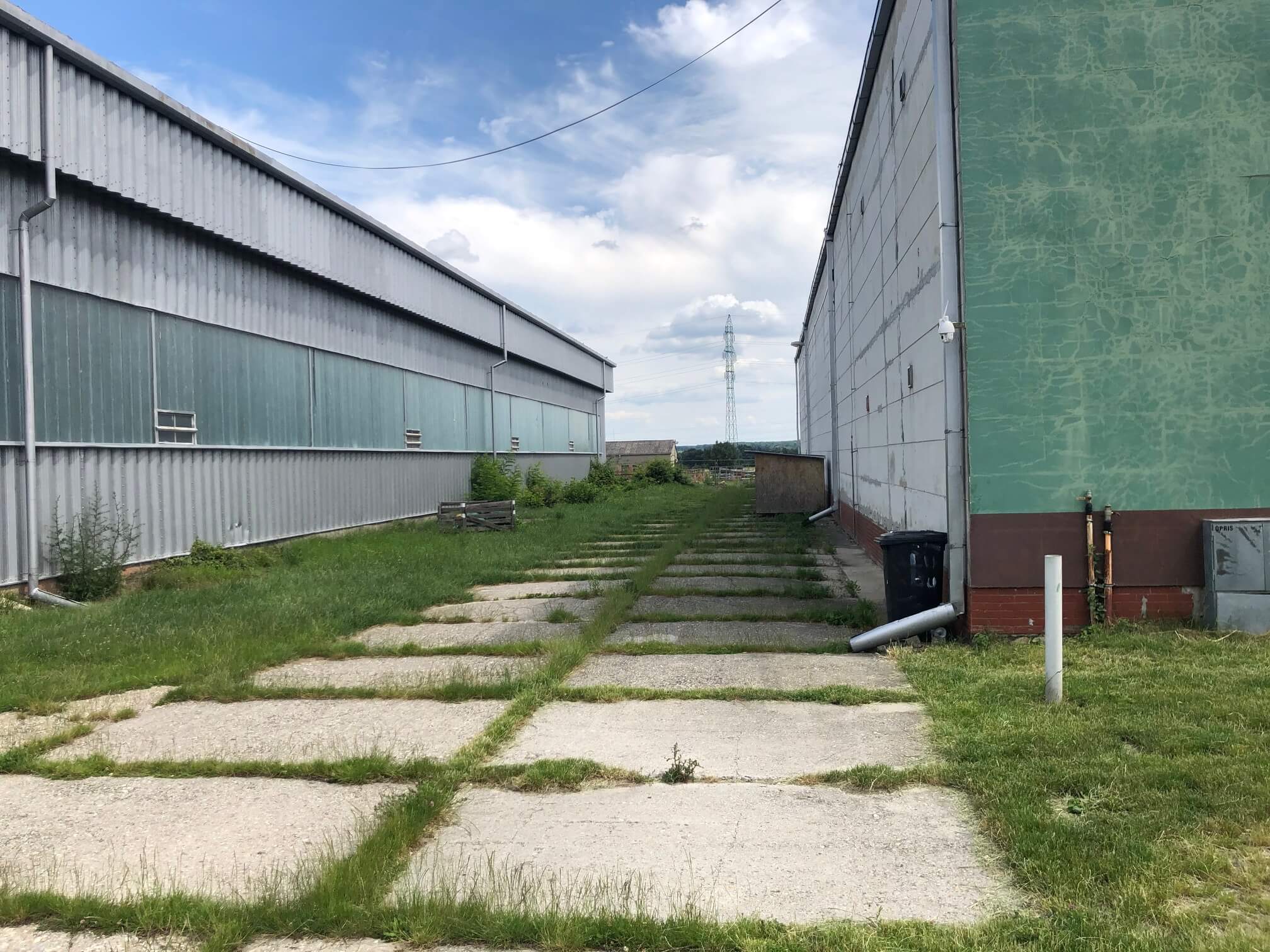 Predané: Veľkopriestorové sklady, garáže, pozemok 9000m2, sklady spolu 2045m2, Pezinská ulica Vinosady,-5