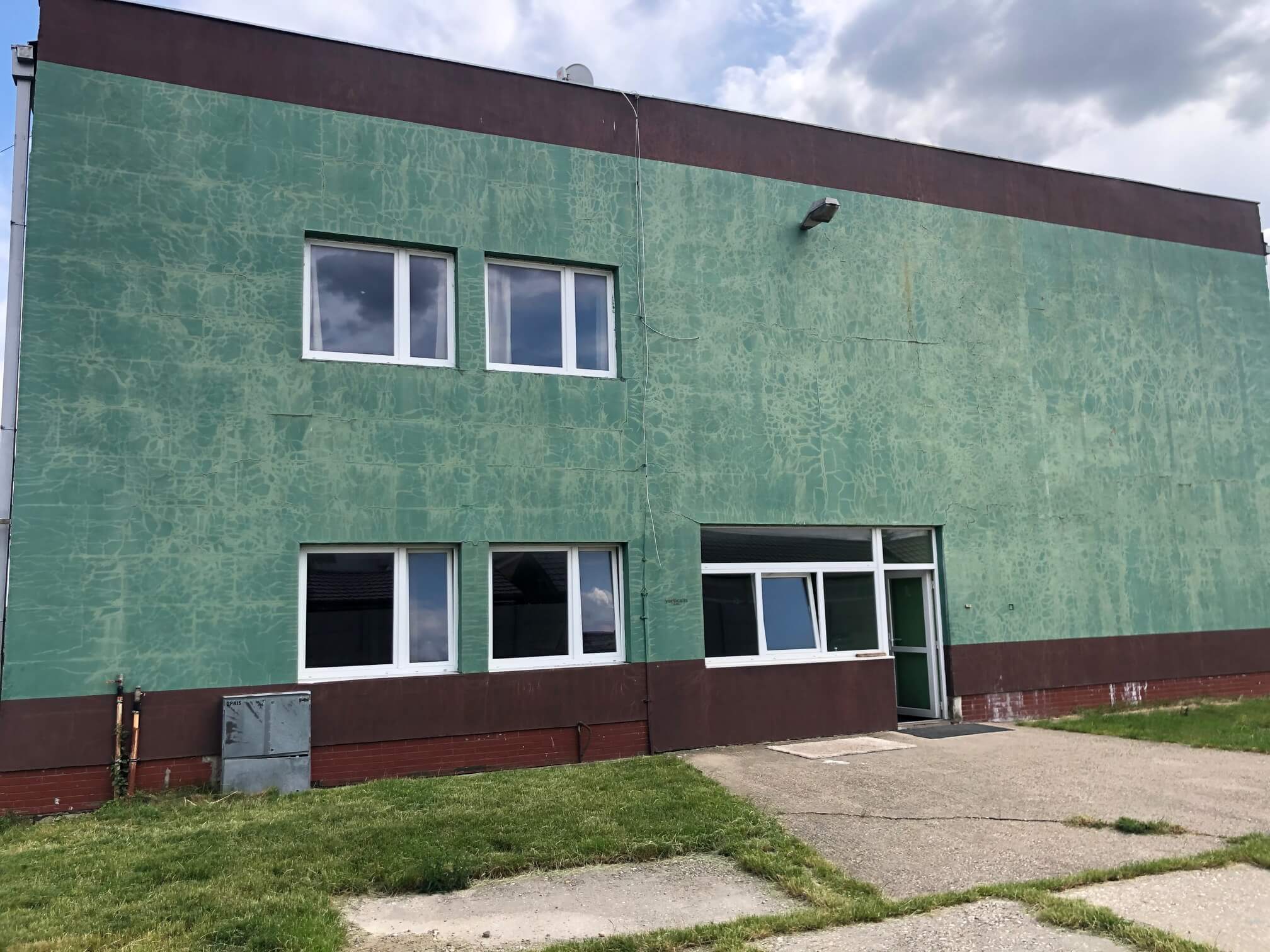 Predané: Veľkopriestorové sklady, garáže, pozemok 9000m2, sklady spolu 2045m2, Pezinská ulica Vinosady,-0