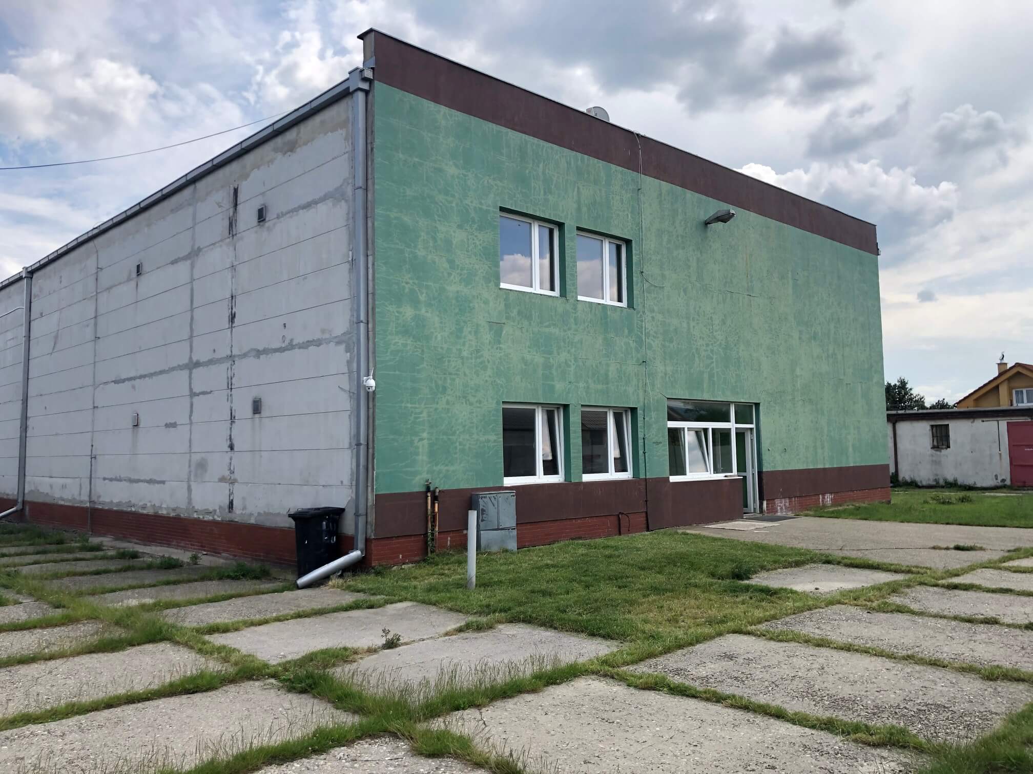 Predané: Veľkopriestorové sklady, garáže, pozemok 9000m2, sklady spolu 2045m2, Pezinská ulica Vinosady,-3