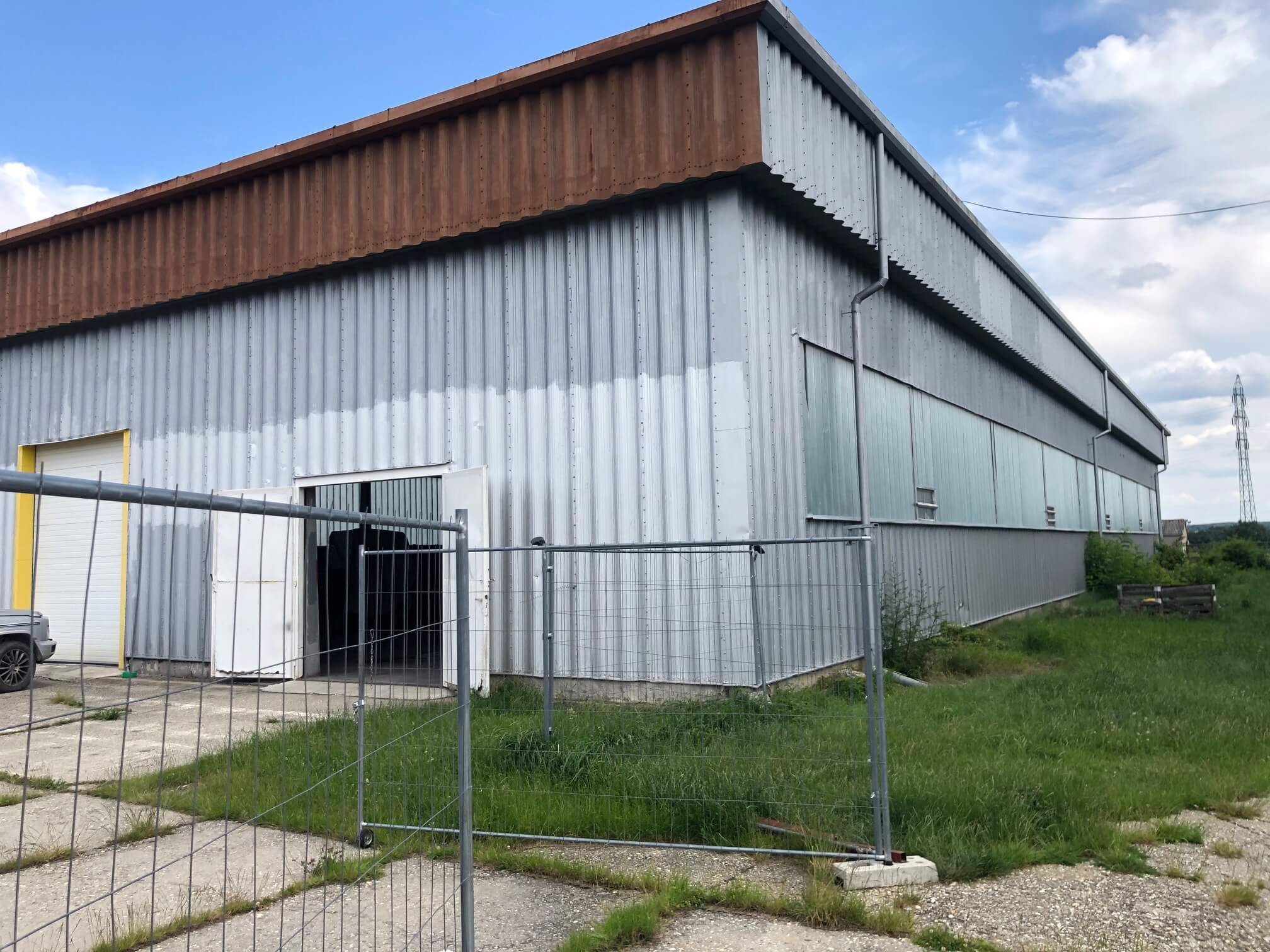 Predané: Veľkopriestorové sklady, garáže, pozemok 9000m2, sklady spolu 2045m2, Pezinská ulica Vinosady,-1