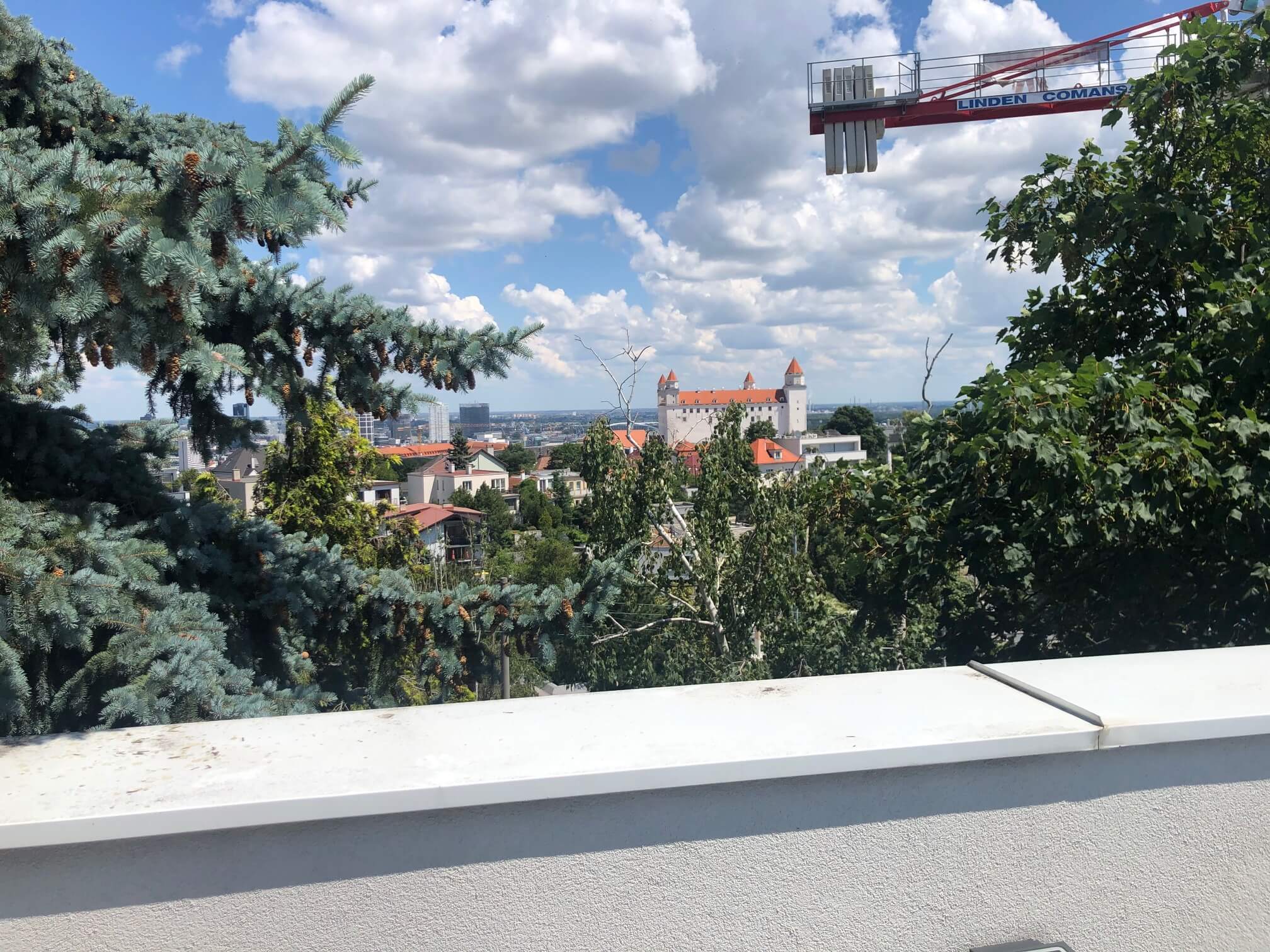 Troj podlažná budova s 10 kanceláriami, Riznerova ulica v Bratislave, nad hradom, úžitková 610m2-1