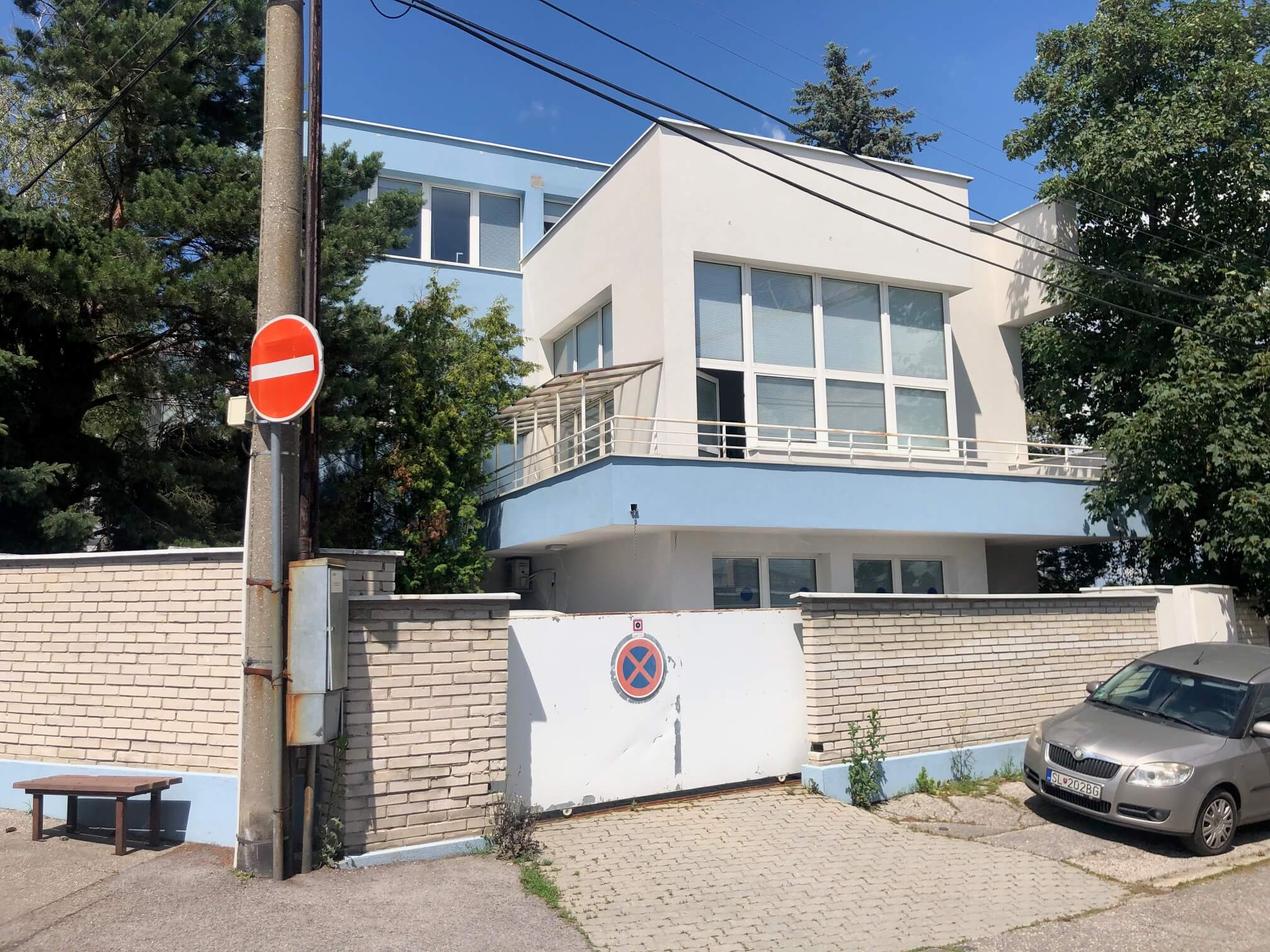 Troj podlažná budova s 10 kanceláriami, Riznerova ulica v Bratislave, nad hradom, úžitková 610m2-3