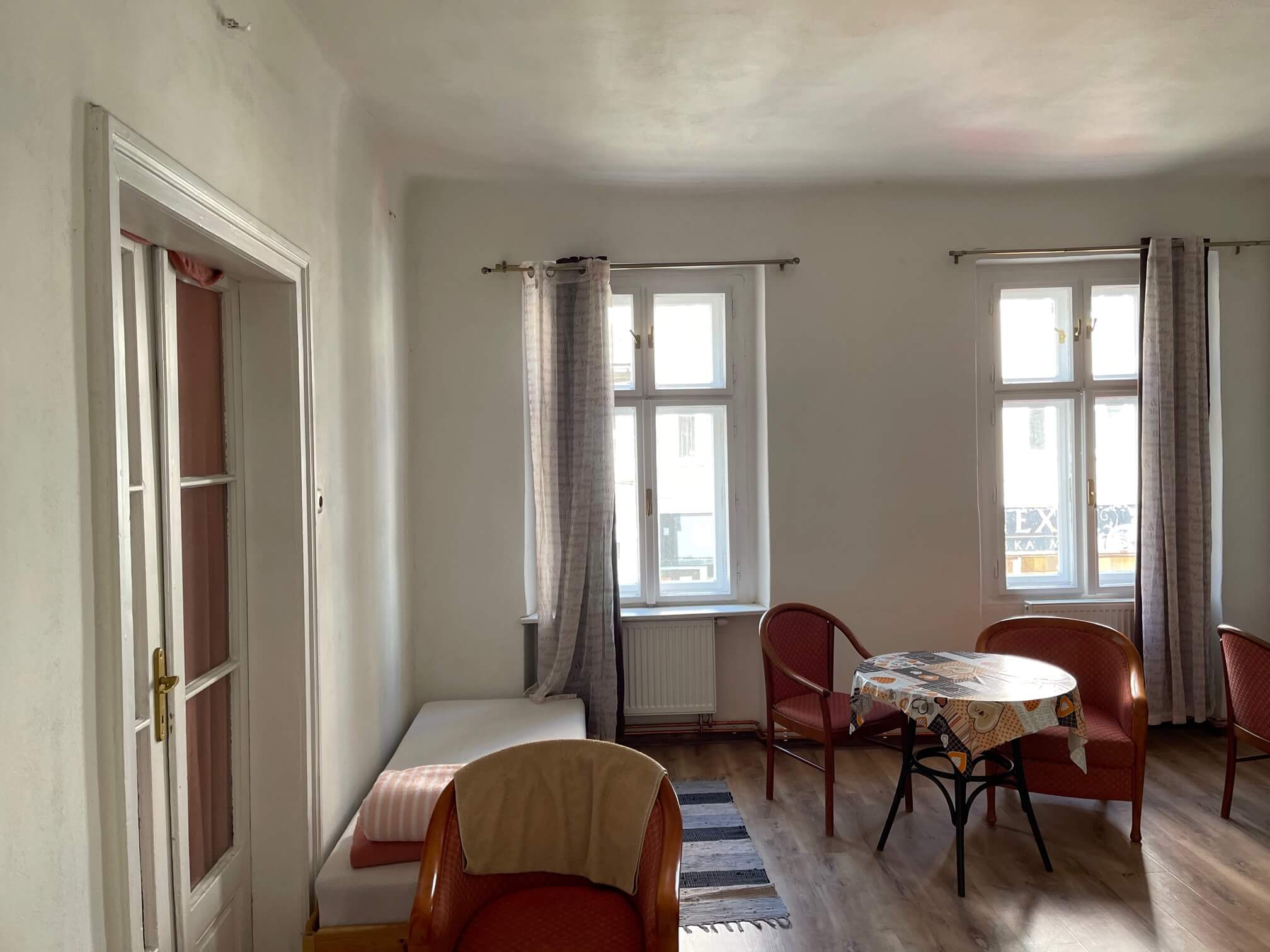 Prenajaté: Exkluzívne na prenájom 4 izbový byt,Centrum,Obchodná ulica 36, plocha 130m2,zariadený,aj jednotlivo izby-2