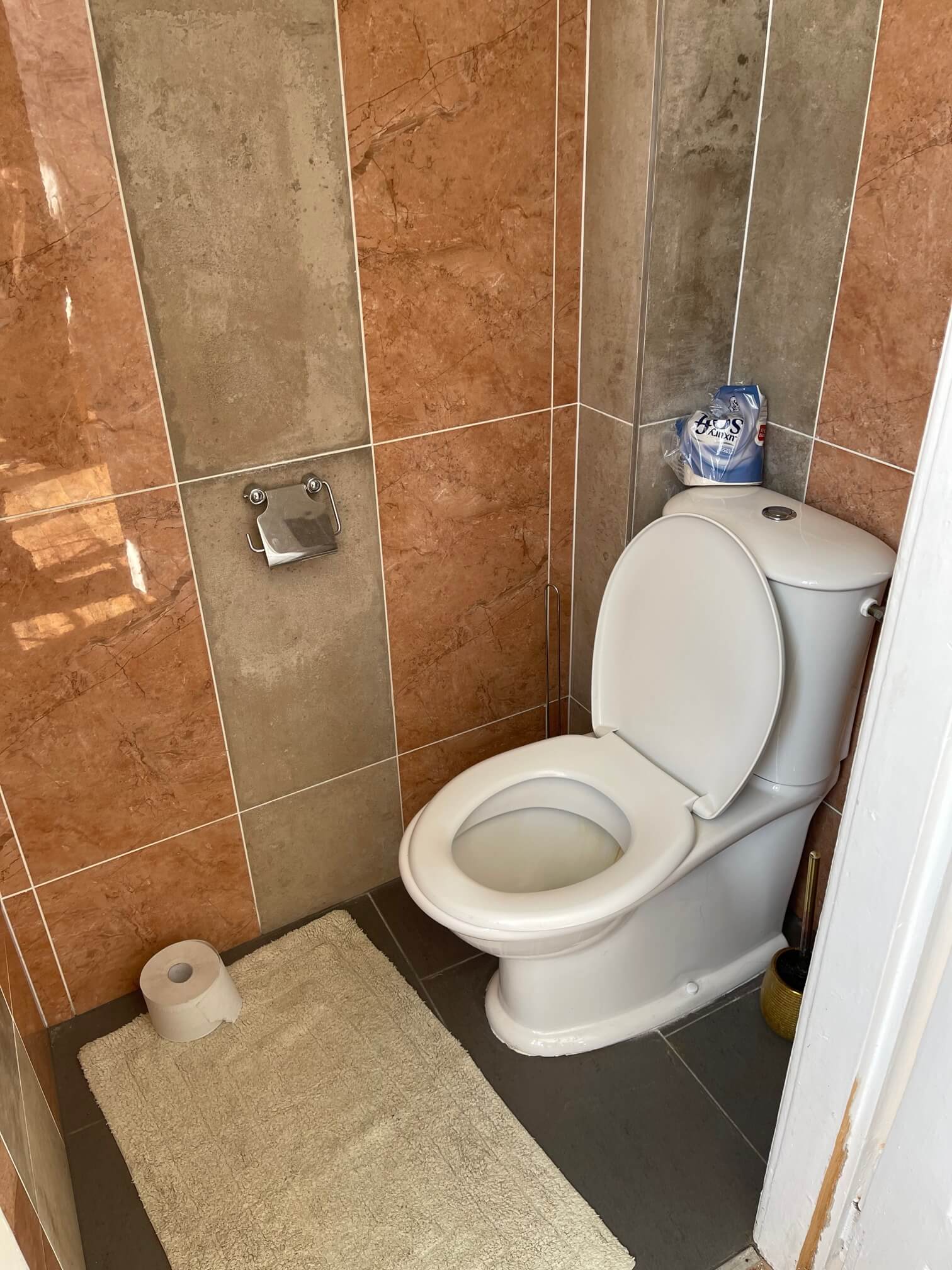 Prenajaté: Exkluzívne na prenájom 4 izbový byt,Centrum,Obchodná ulica 36, plocha 130m2,zariadený,aj jednotlivo izby-9