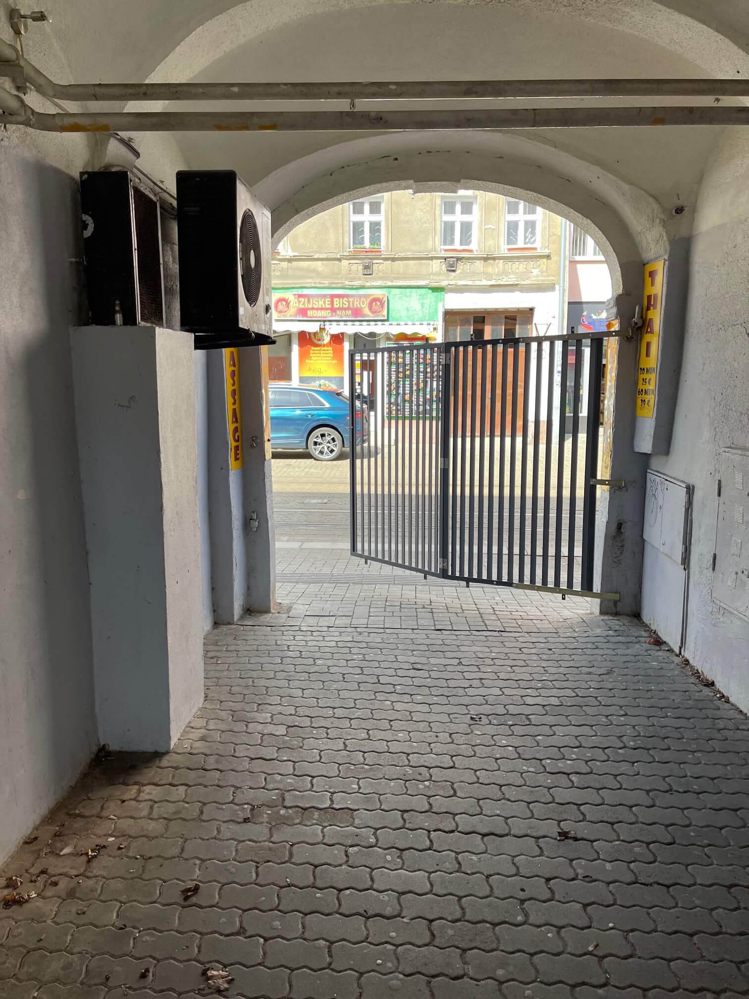 Prenajaté: Exkluzívne na prenájom 4 izbový byt,Centrum,Obchodná ulica 36, plocha 130m2,zariadený,aj jednotlivo izby-17