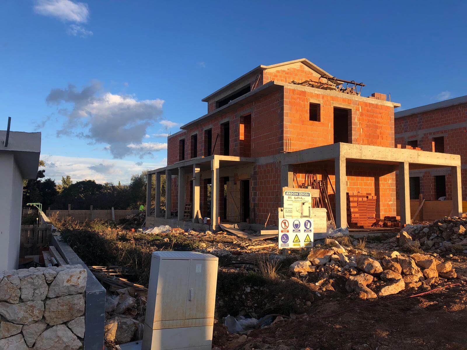 Predané: Veľký rozostavaný rodinný dom, 3NP spolu 355,13m2,pozemok 650m2,Novalja, na ostrove Pag, Chorvátsko-0