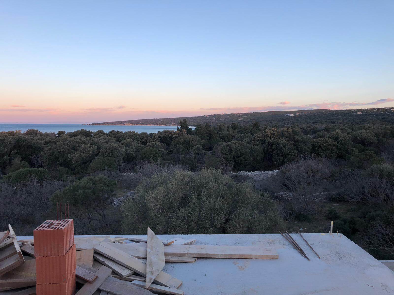 Predané: Veľký rozostavaný rodinný dom, 3NP spolu 355,13m2,pozemok 650m2,Novalja, na ostrove Pag, Chorvátsko-2