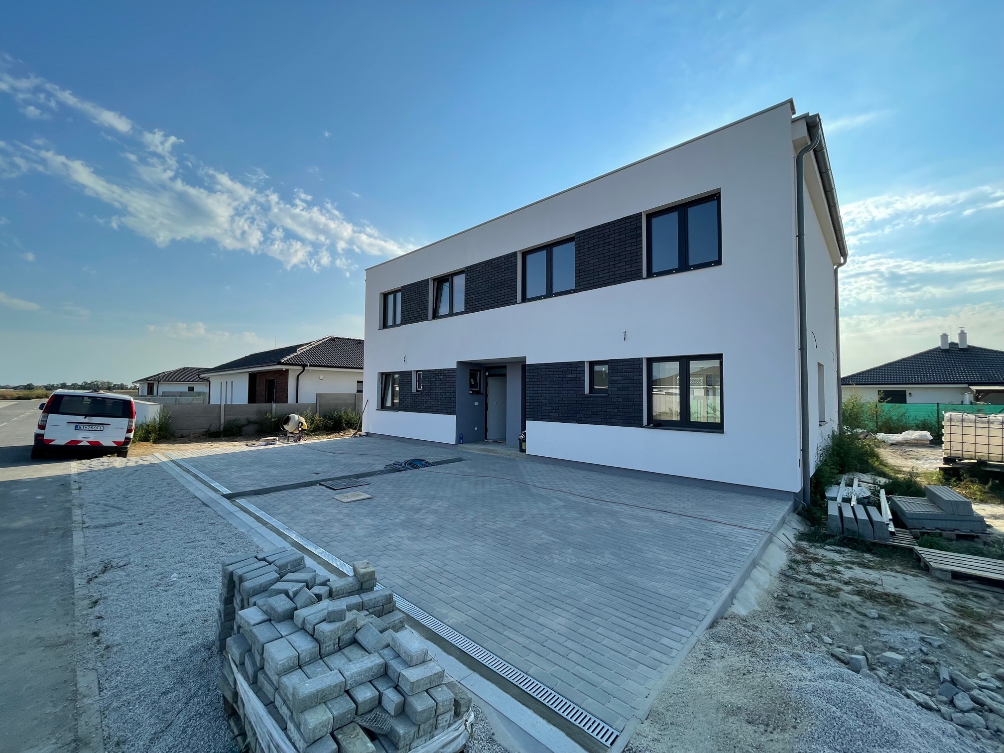 Predané: Skoladovaný: Exkluzívne posledný 4 izbový Rodinný dom, 2 poschodový, úžitková 96,43m2, pozemok 230m2, Figová Miloslavov,-0