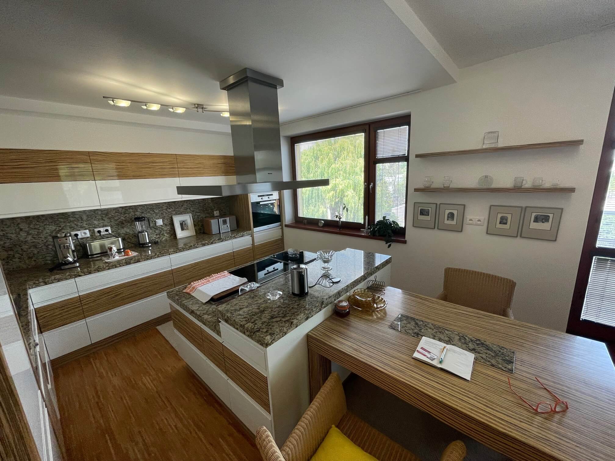 Prenajaté: 4 IZBOVÝ BYT V Šamoríne, centre, 2 POSCHODIE, ÚŽITKOVÁ 145,20M2, BALKÓN 6M2, 2x PARKOVACIE MIESTO,-3