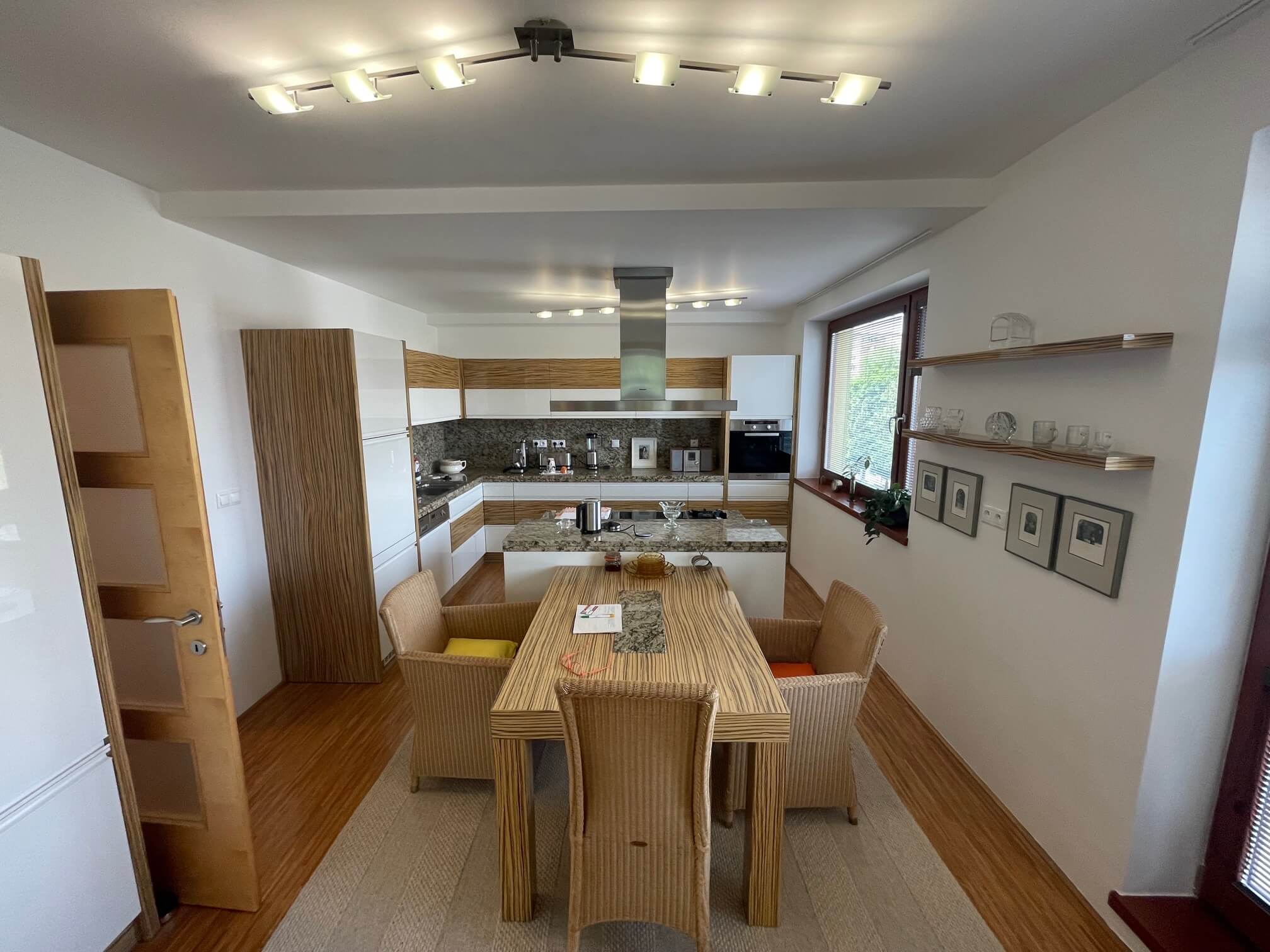 Prenajaté: 4 IZBOVÝ BYT V Šamoríne, centre, 2 POSCHODIE, ÚŽITKOVÁ 145,20M2, BALKÓN 6M2, 2x PARKOVACIE MIESTO,-42