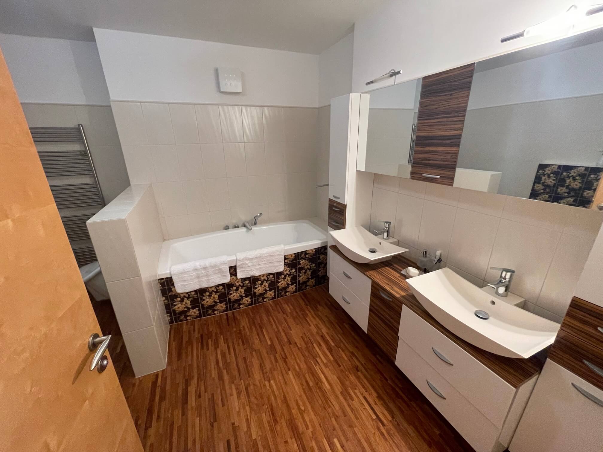 Prenajaté: 4 IZBOVÝ BYT V Šamoríne, centre, 2 POSCHODIE, ÚŽITKOVÁ 145,20M2, BALKÓN 6M2, 2x PARKOVACIE MIESTO,-27