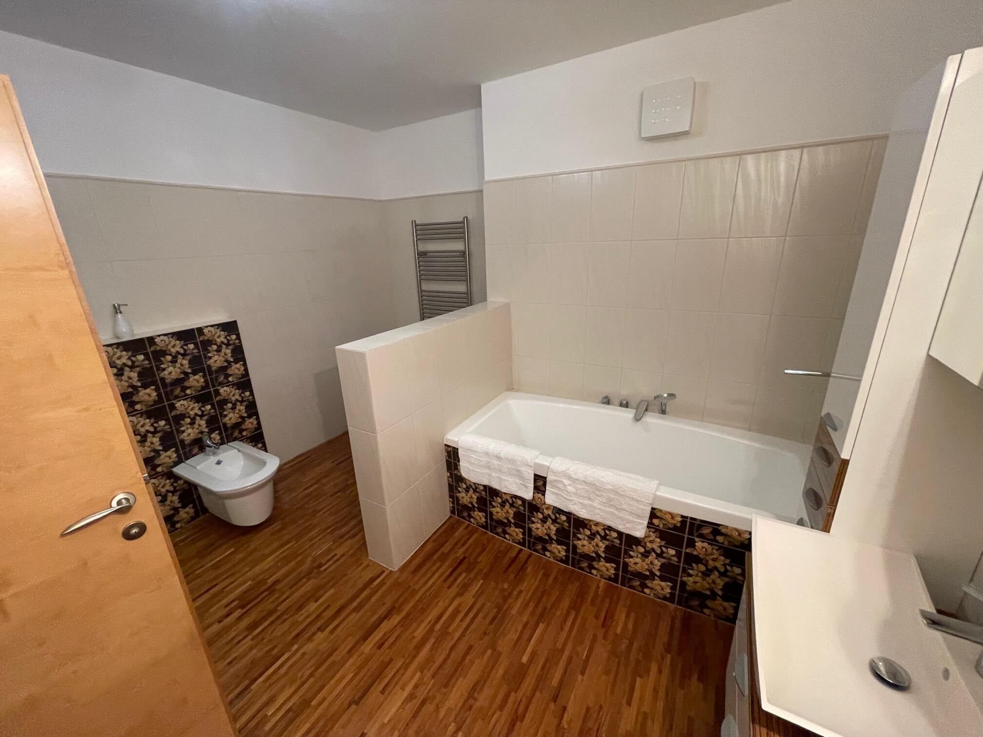 Prenajaté: 4 IZBOVÝ BYT V Šamoríne, centre, 2 POSCHODIE, ÚŽITKOVÁ 145,20M2, BALKÓN 6M2, 2x PARKOVACIE MIESTO,-26