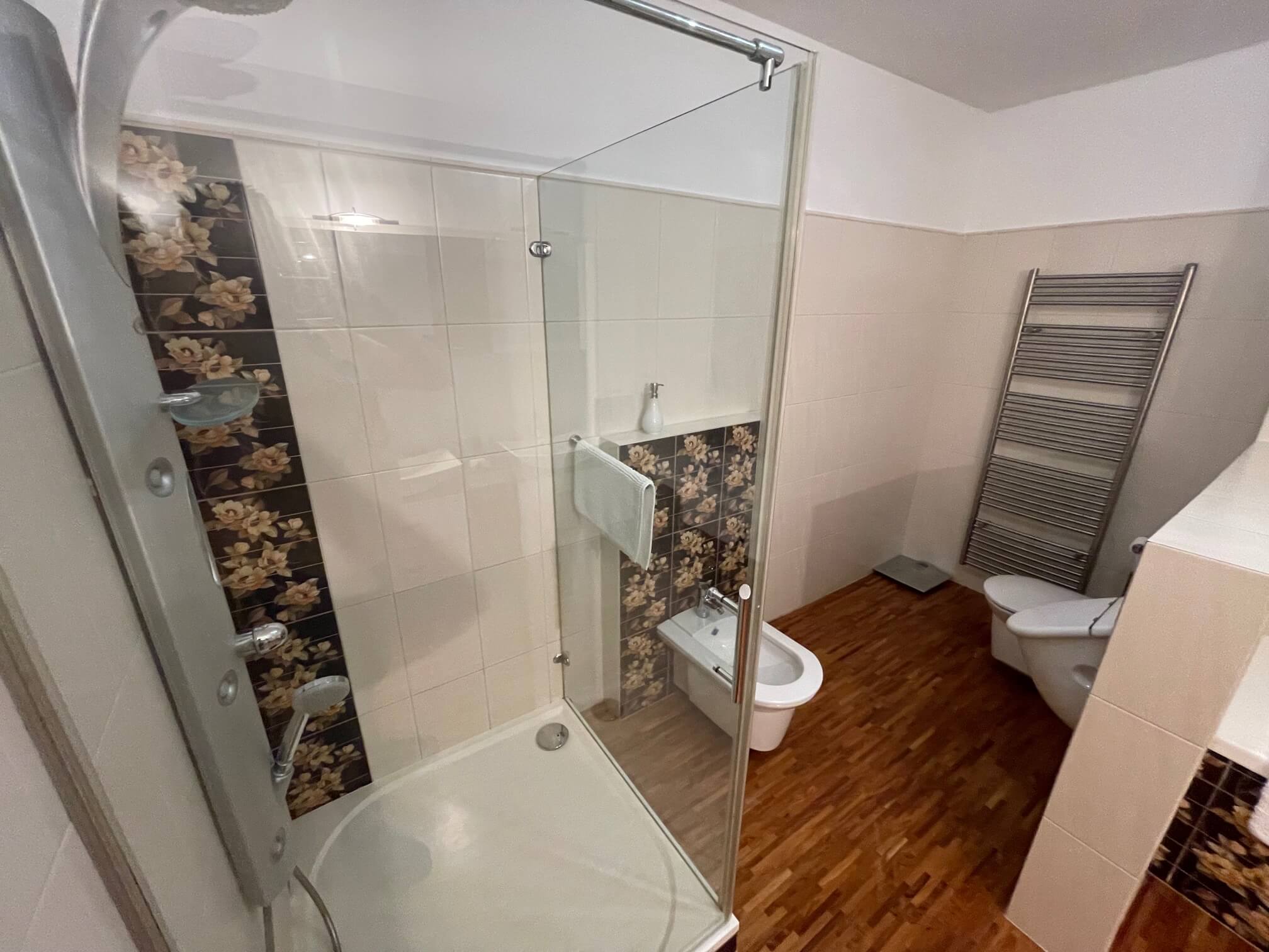 Prenajaté: 4 IZBOVÝ BYT V Šamoríne, centre, 2 POSCHODIE, ÚŽITKOVÁ 145,20M2, BALKÓN 6M2, 2x PARKOVACIE MIESTO,-25