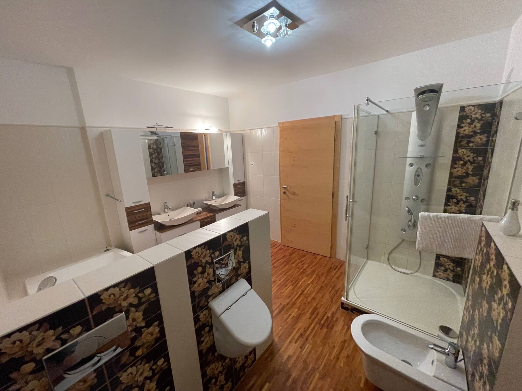 Prenajaté: 4 IZBOVÝ BYT V Šamoríne, centre, 2 POSCHODIE, ÚŽITKOVÁ 145,20M2, BALKÓN 6M2, 2x PARKOVACIE MIESTO,-24