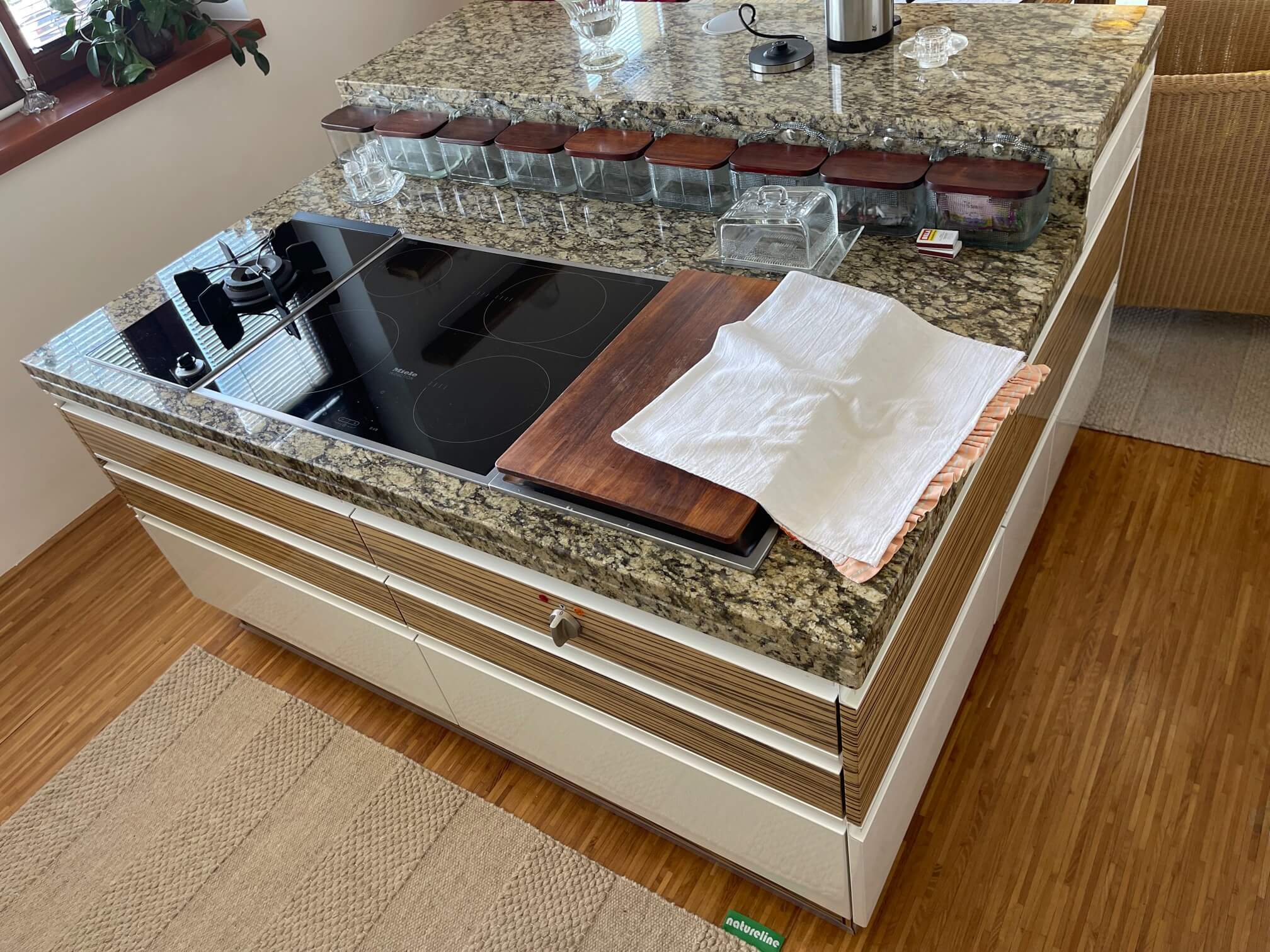 Prenajaté: 4 IZBOVÝ BYT V Šamoríne, centre, 2 POSCHODIE, ÚŽITKOVÁ 145,20M2, BALKÓN 6M2, 2x PARKOVACIE MIESTO,-15