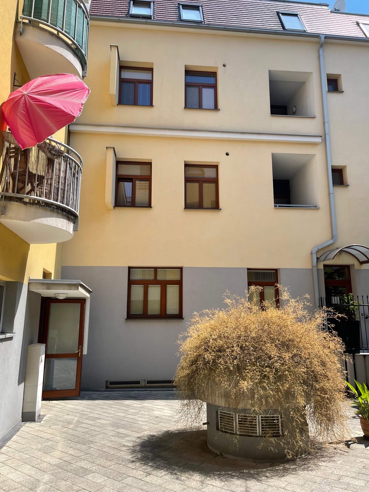 Prenajaté: 4 IZBOVÝ BYT V Šamoríne, centre, 2 POSCHODIE, ÚŽITKOVÁ 145,20M2, BALKÓN 6M2, 2x PARKOVACIE MIESTO,-9