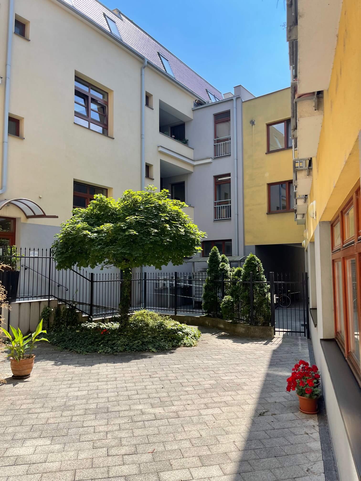 Prenajaté: 4 IZBOVÝ BYT V Šamoríne, centre, 2 POSCHODIE, ÚŽITKOVÁ 145,20M2, BALKÓN 6M2, 2x PARKOVACIE MIESTO,-8