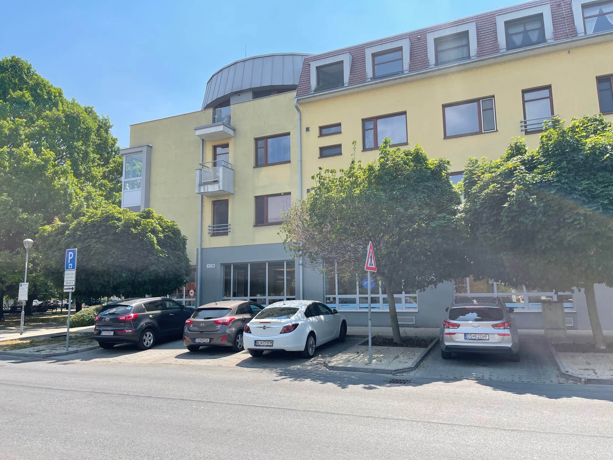 Prenajaté: 4 IZBOVÝ BYT V Šamoríne, centre, 2 POSCHODIE, ÚŽITKOVÁ 145,20M2, BALKÓN 6M2, 2x PARKOVACIE MIESTO,-7