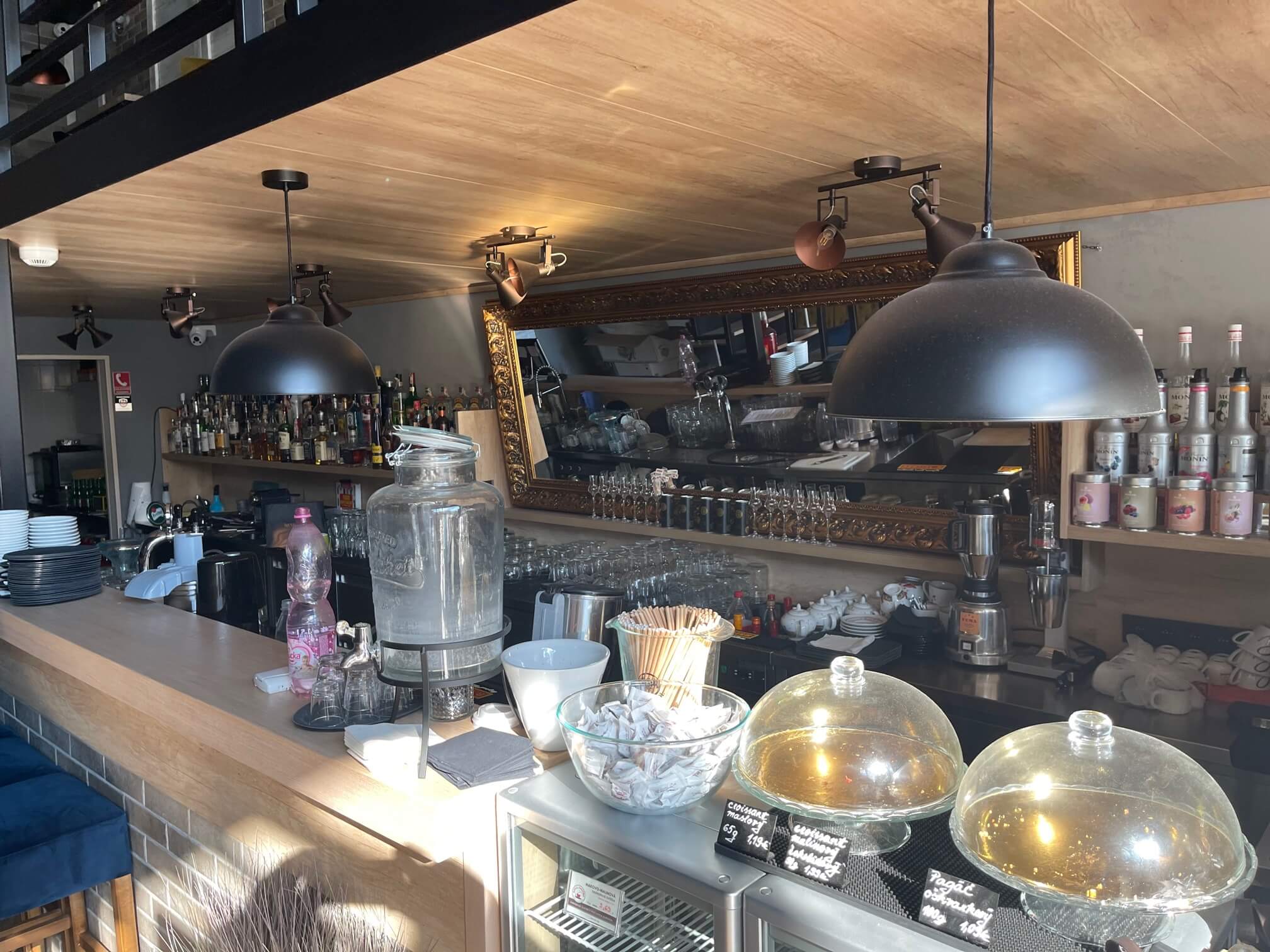 Predané: Predaj exkluzívneho baru 128,80m2, pre 70 + 40 ludí, kompletne zrekonštruovaný, Panorama City-8