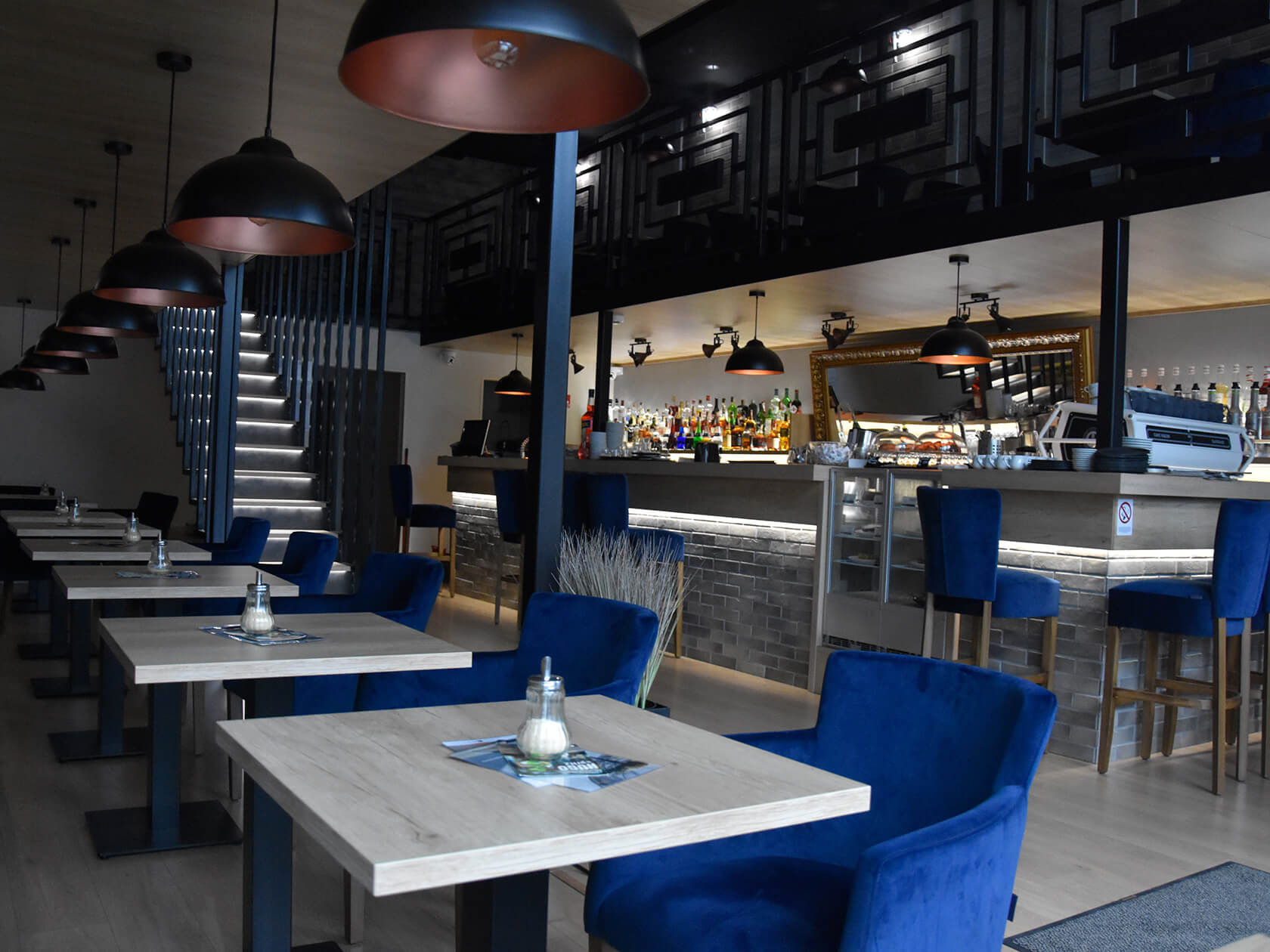 Predané: Predaj exkluzívneho baru 128,80m2, pre 70 + 40 ludí, kompletne zrekonštruovaný, Panorama City-0