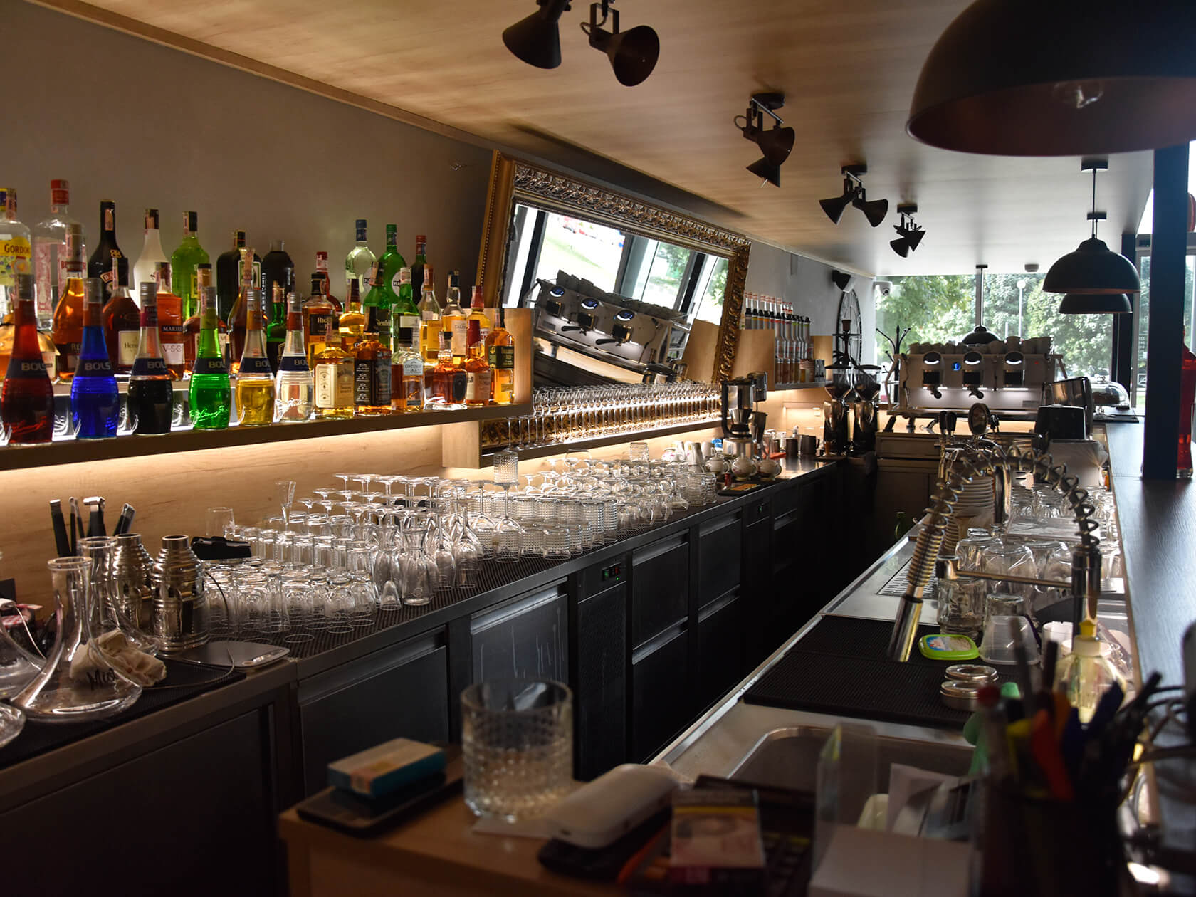 Predané: Predaj exkluzívneho baru 128,80m2, pre 70 + 40 ludí, kompletne zrekonštruovaný, Panorama City-1