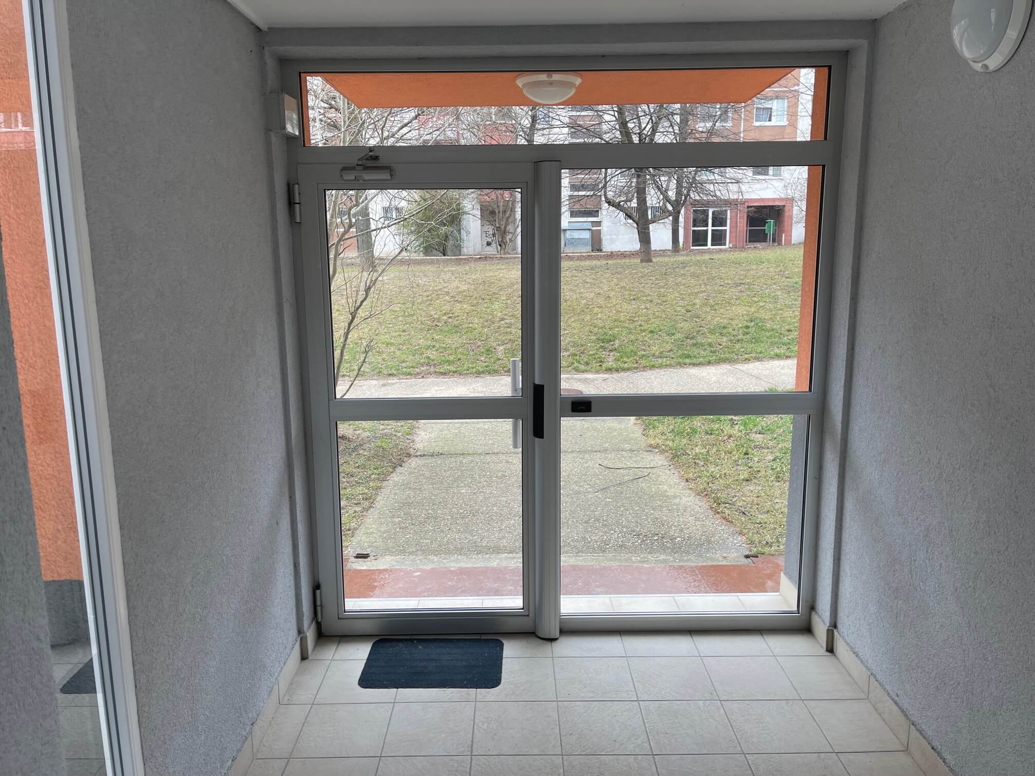 Prenajaté: Izby na prenájom v 3 izbovom byte, Karlovka, Kolísková 6 v Bratislave, 300€ izba, izba má 20m2 s  balkónom,-38