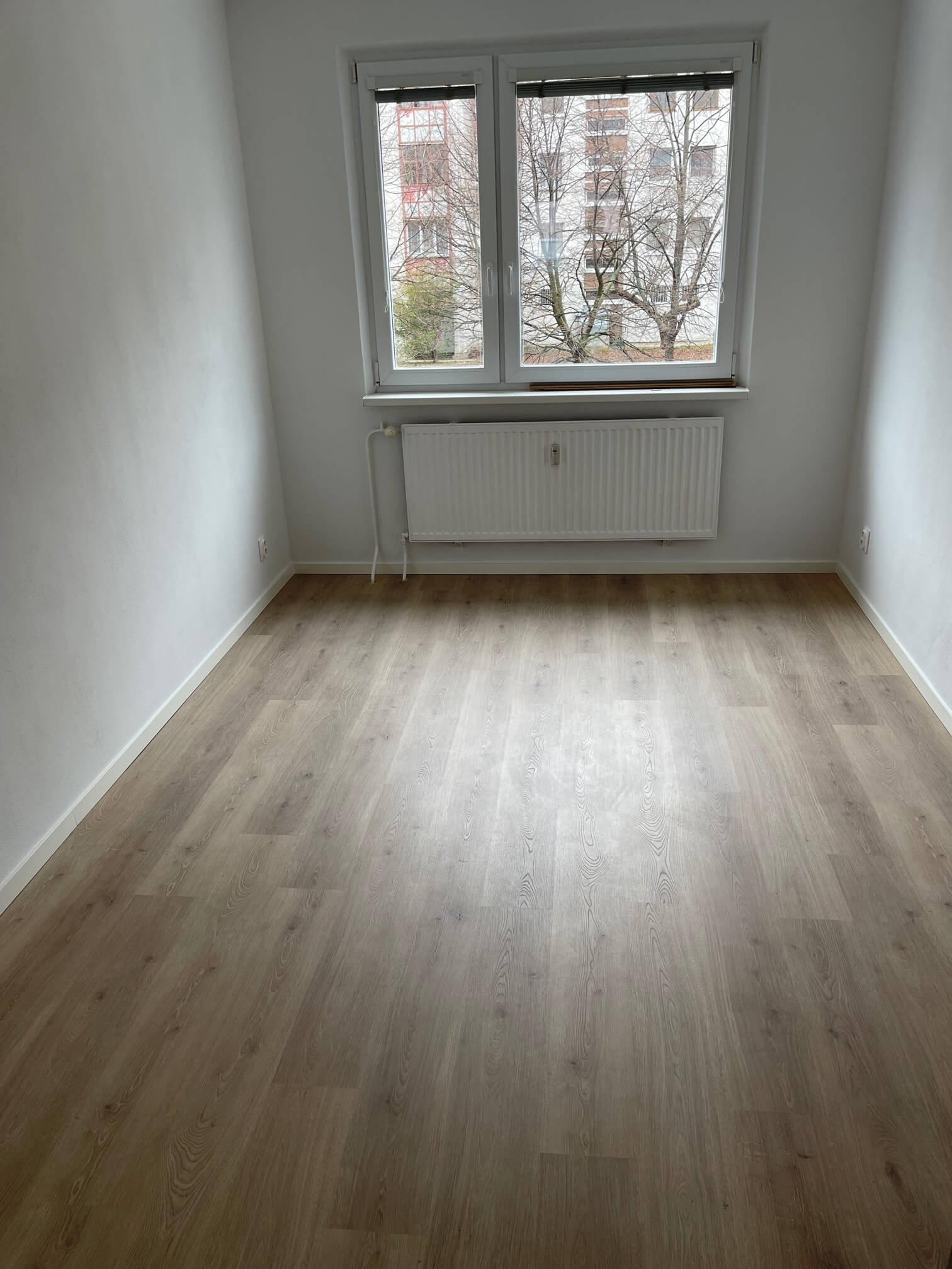 Prenajaté: Izby na prenájom v 3 izbovom byte, Karlovka, Kolísková 6 v Bratislave, 300€ izba, izba má 20m2 s  balkónom,-37