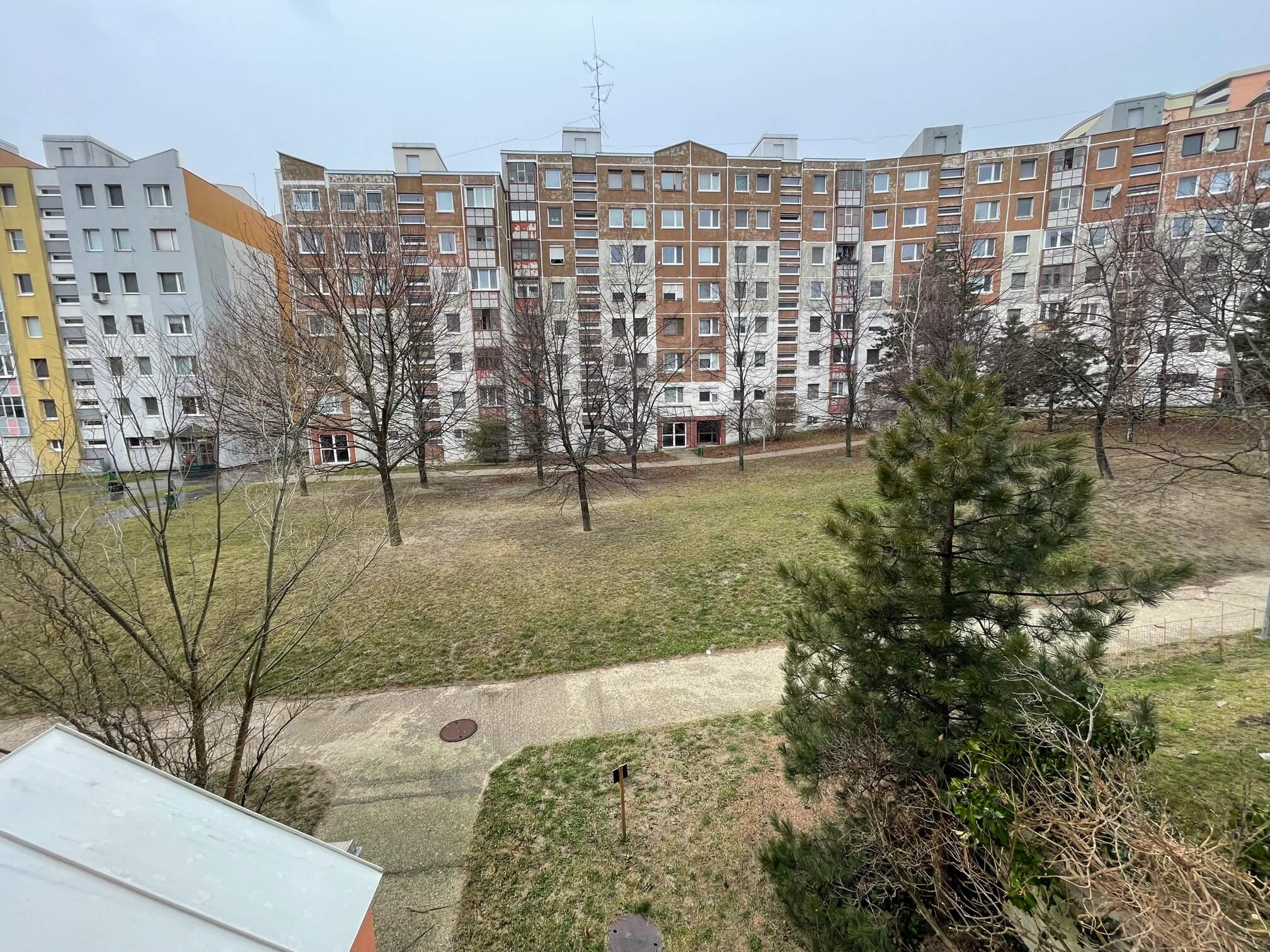 Prenajaté: Izby na prenájom v 3 izbovom byte, Karlovka, Kolísková 6 v Bratislave, 300€ izba, izba má 20m2 s  balkónom,-35