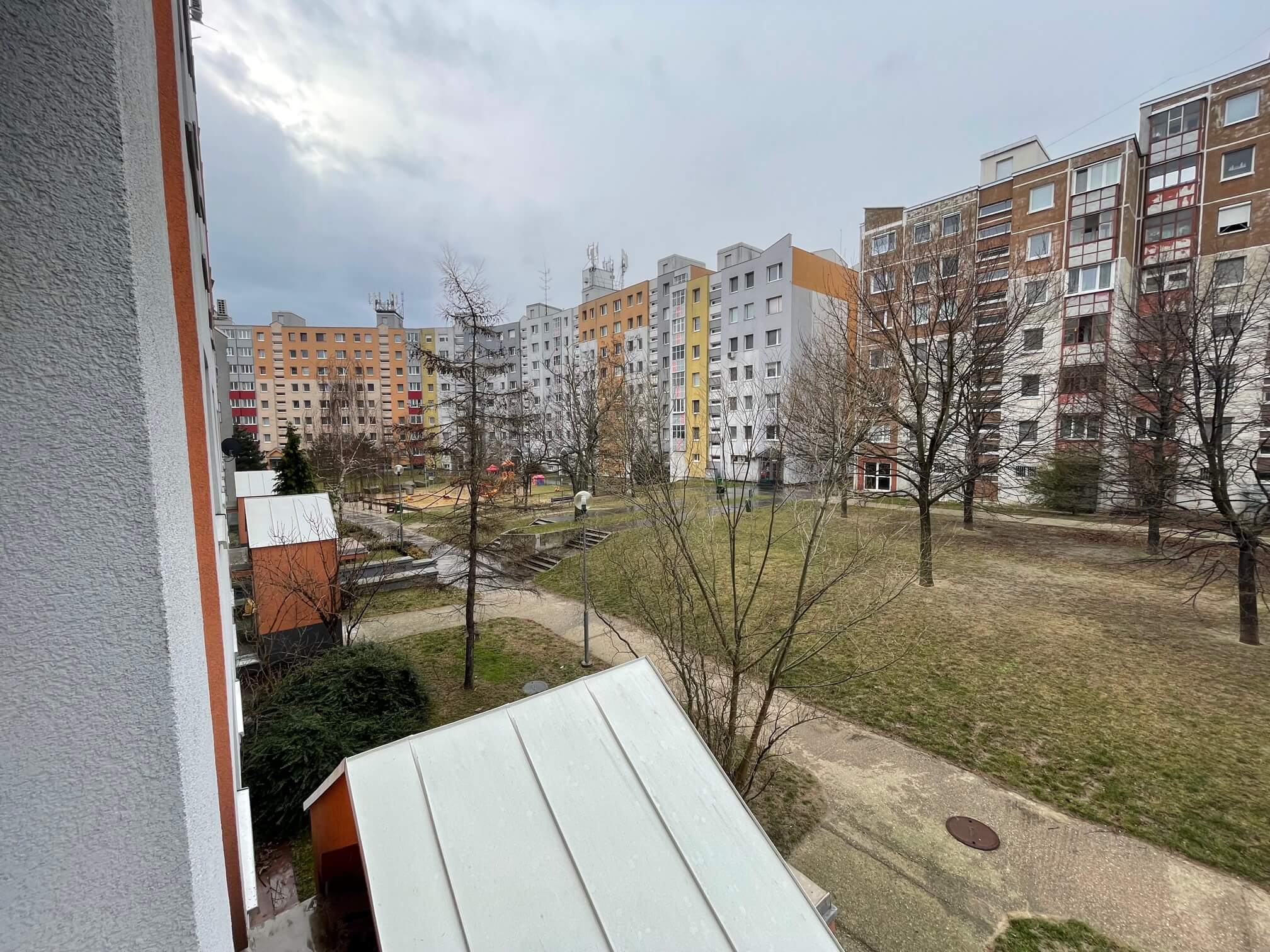 Prenajaté: Izby na prenájom v 3 izbovom byte, Karlovka, Kolísková 6 v Bratislave, 300€ izba, izba má 20m2 s  balkónom,-34