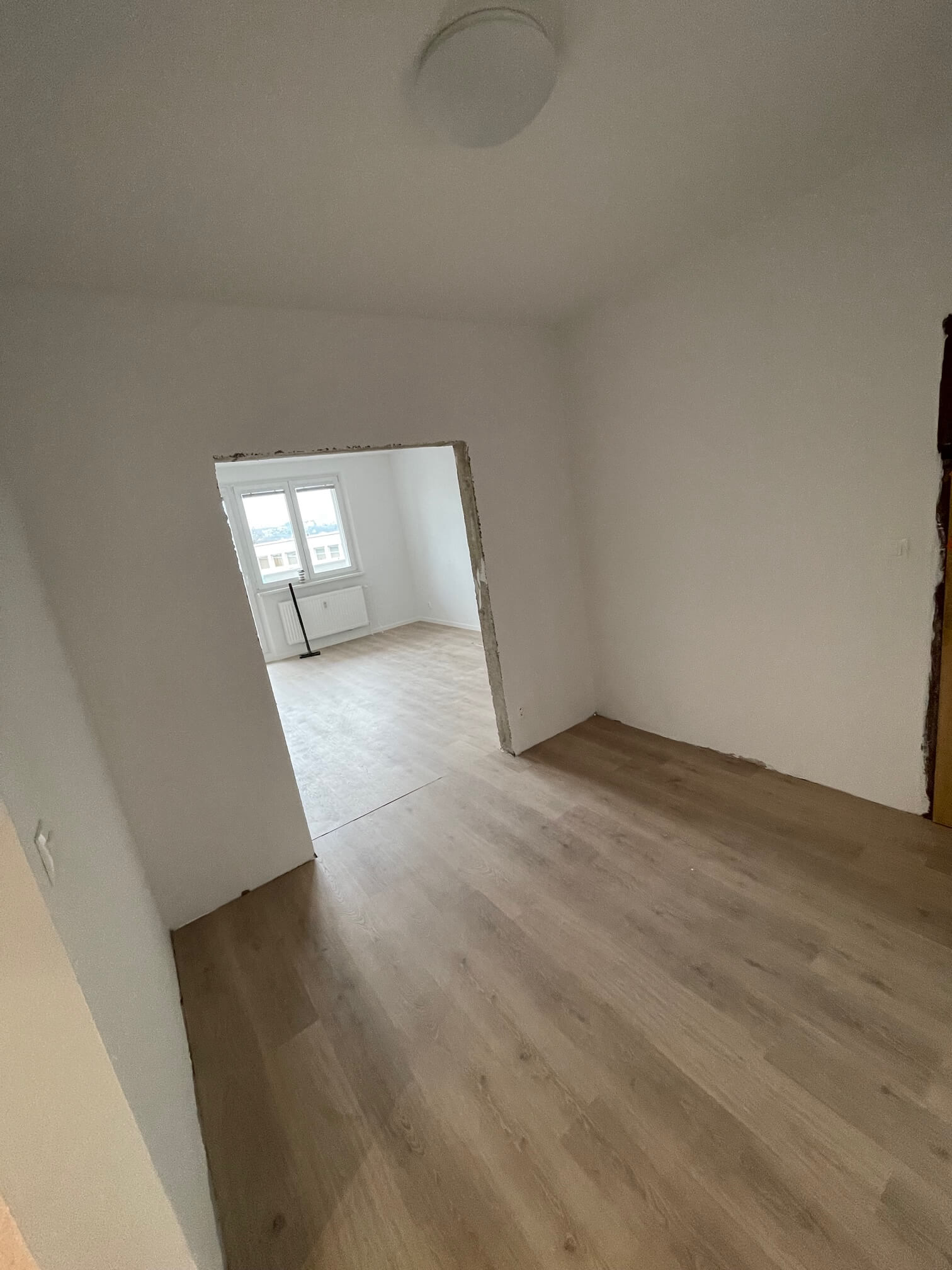 Prenajaté: Izby na prenájom v 3 izbovom byte, Karlovka, Kolísková 6 v Bratislave, 300€ izba, izba má 20m2 s  balkónom,-33