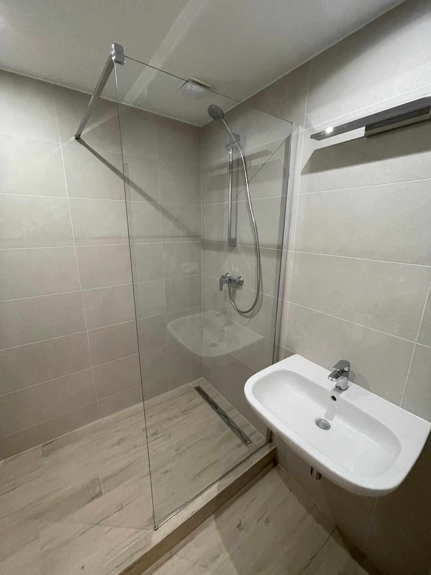 Prenajaté: Izby na prenájom v 3 izbovom byte, Karlovka, Kolísková 6 v Bratislave, 300€ izba, izba má 20m2 s  balkónom,-28