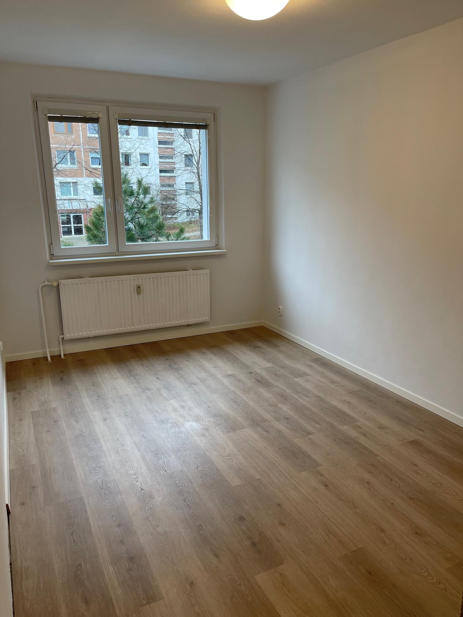 Prenajaté: Izby na prenájom v 3 izbovom byte, Karlovka, Kolísková 6 v Bratislave, 300€ izba, izba má 20m2 s  balkónom,-27